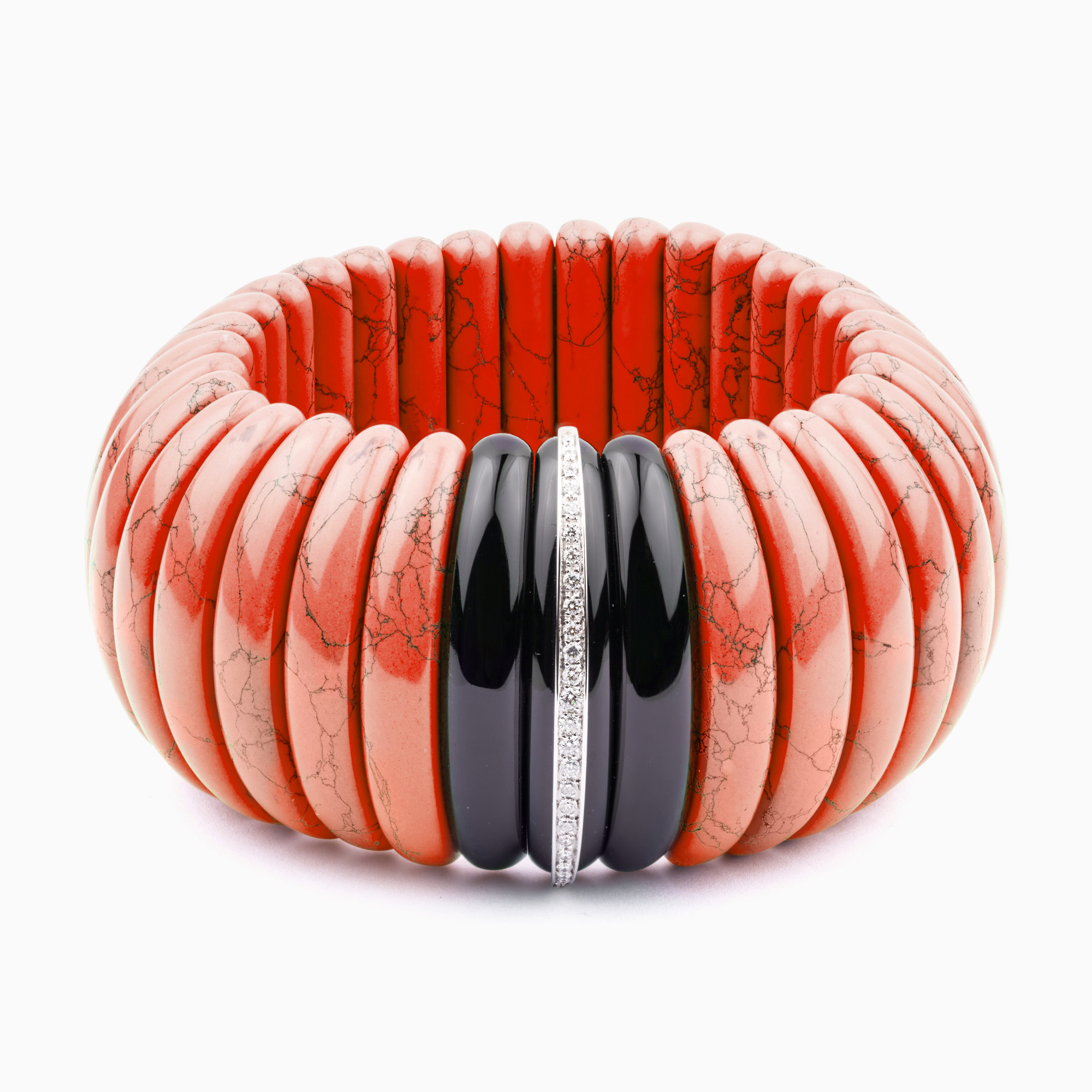 Pulsera con coral, ónix y detalle de oro blanco y brillantes blancos