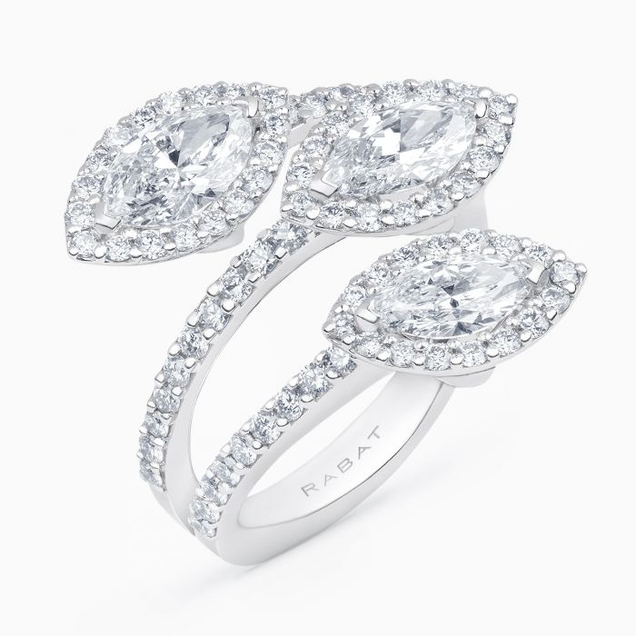 Anillo rabat de oro blanco con brazos abiertos en forma de hoja de diamantes blancos, combinados con diamantes blancos en talla marquise