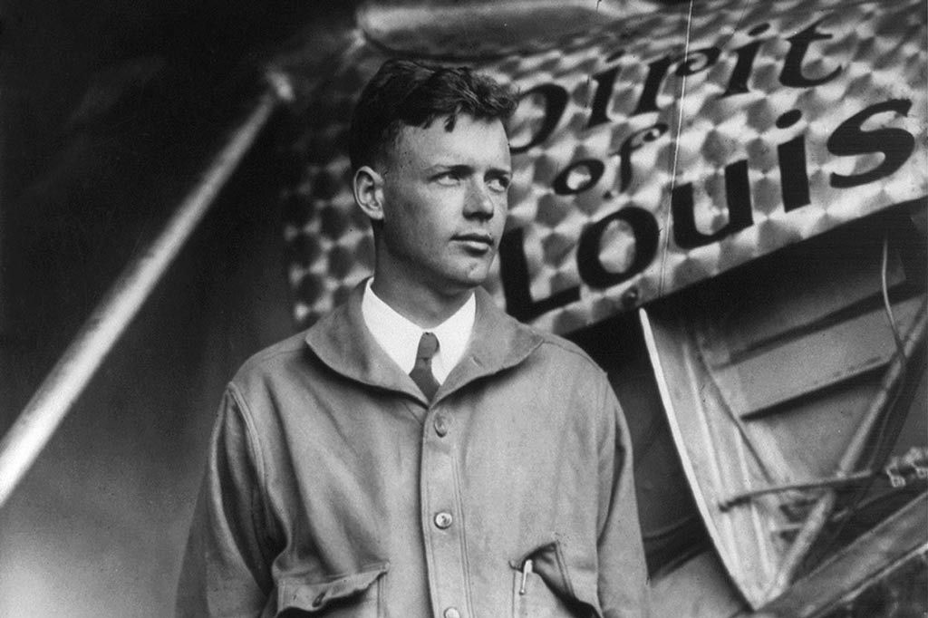 Charles Lindberg posa junto al avión Spirit of Saint Louis