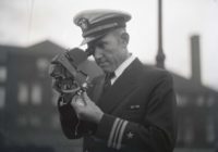 Imagen del capitan Philip Van Horn Weems con un reloj de bolsillo