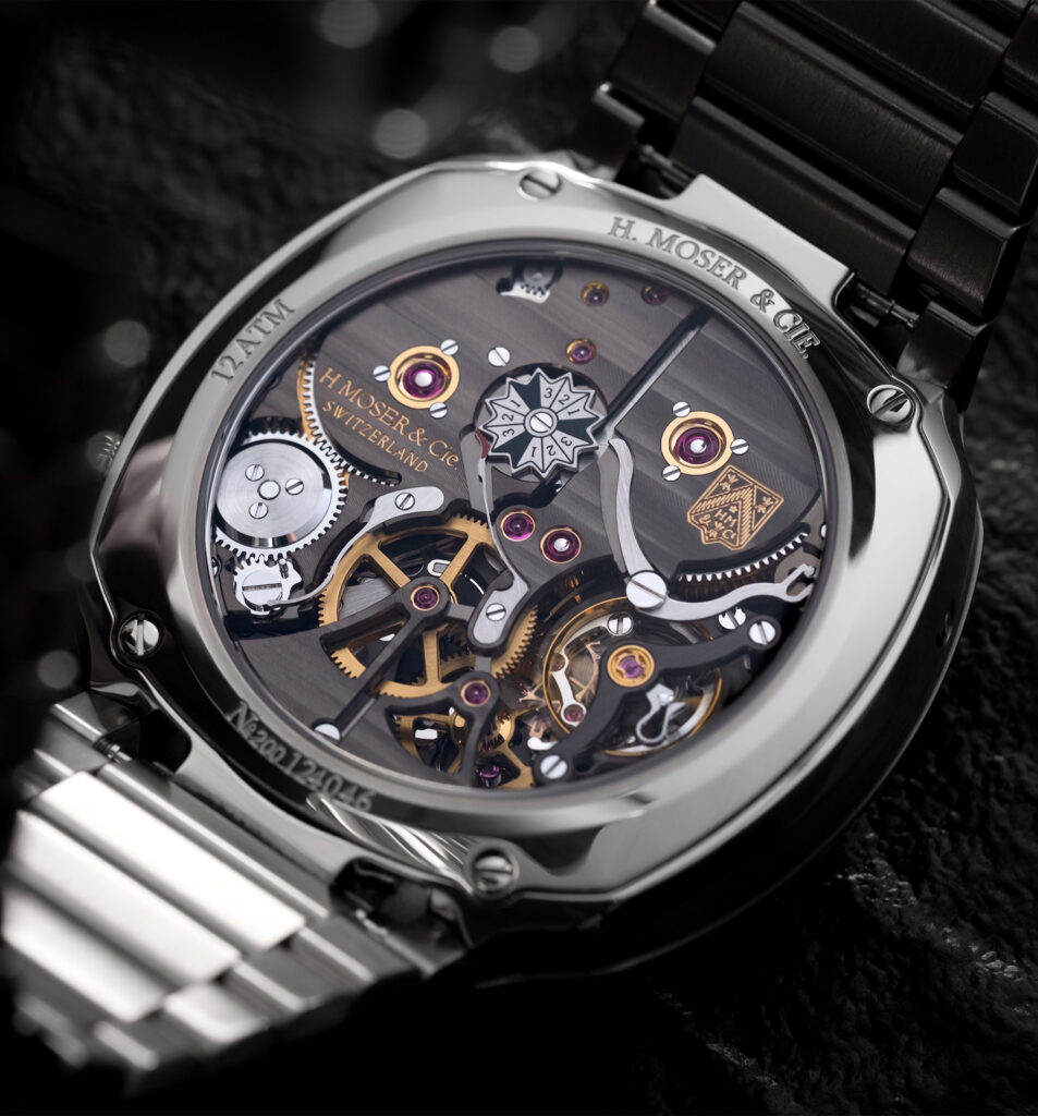 Detalle del mecanismo del reloj visible a través del fondo de cristal.