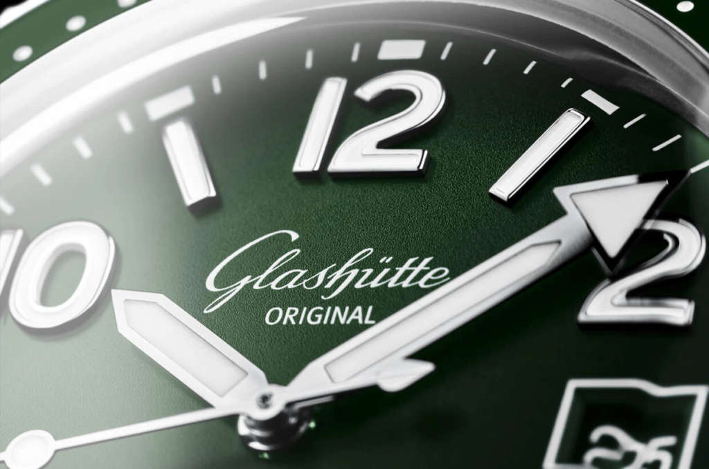 Detalle donde se aprecia el acabado de la esfera de color verde del reloj Glashütte Original SeaQ