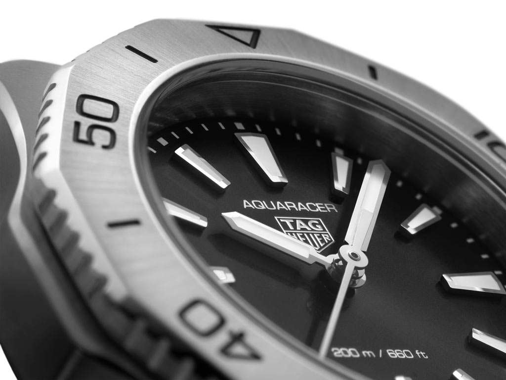 Detalle del bisel octogonal del TAG Heuer Aquaracer