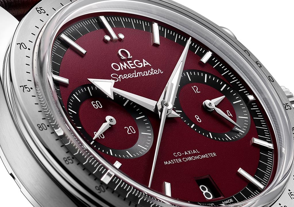 Nuevo Omega Speedmaster 57 con esfera de color burdeos.