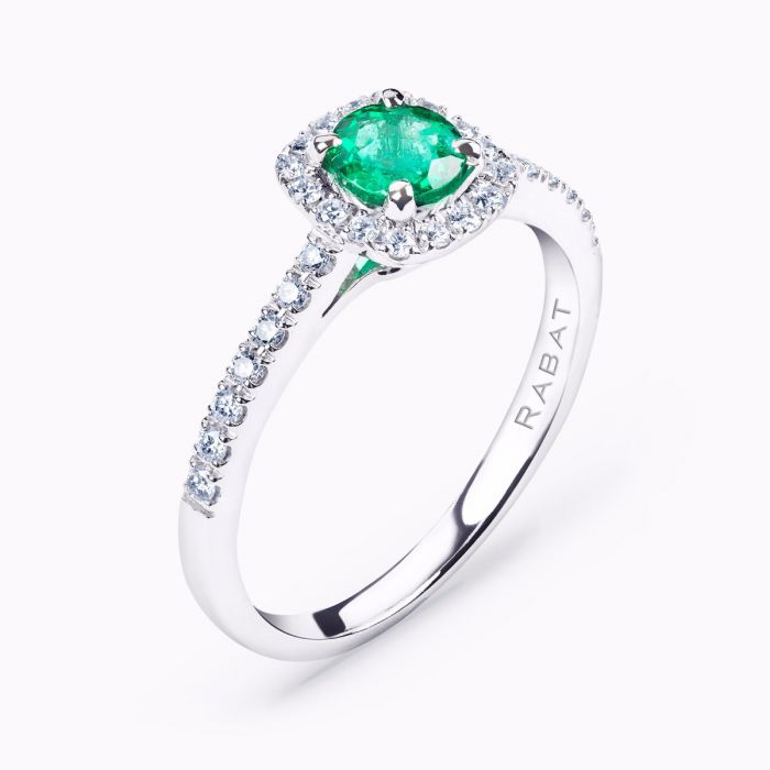 Anillo RABAT en oro blanco y diamantes con Esmeralda central