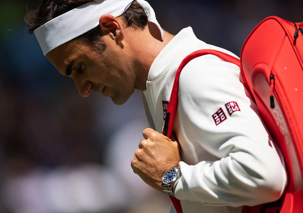 Roger Federer entrando a la pista luciendo un Rolex Sky-Dweller