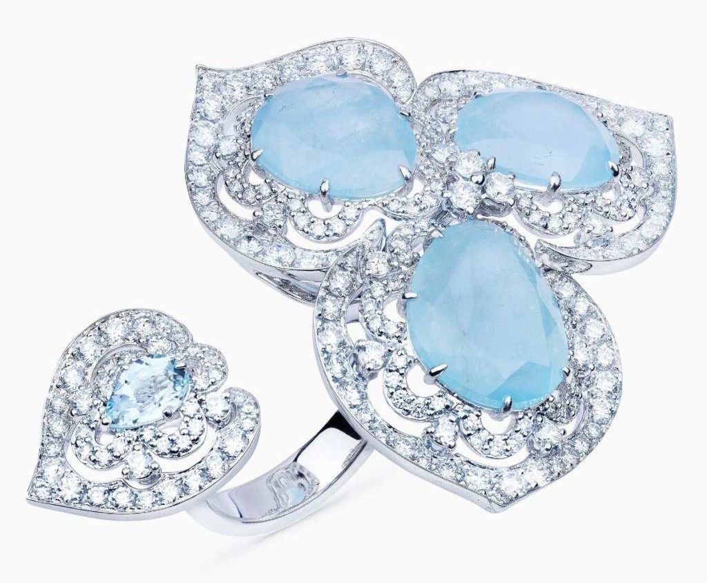 anillo de oro blanco con aguamarinas en forma de flor y orlas de diamantes RABAT