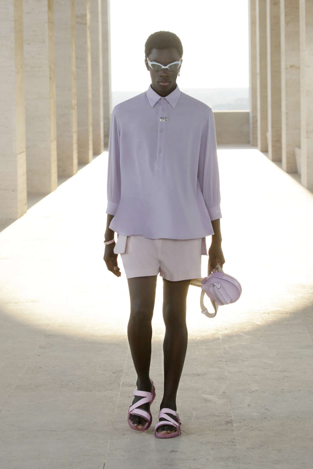 Fendi look de verano hombre colores pastel violeta y morado