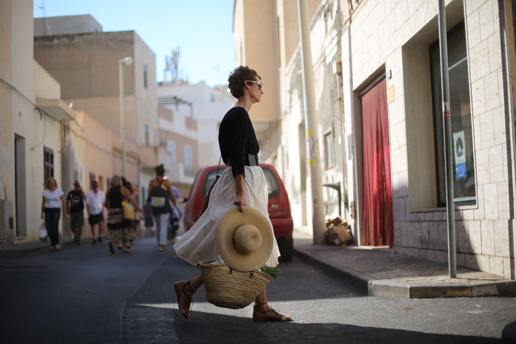 Mujer con sombrero cesta y falda larga cegados por el sol Luca Guadagnino, 2015