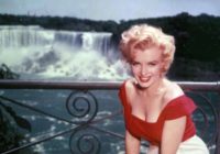 Marilyn Monroe vestido rojo y pantalón blanco en cascada
