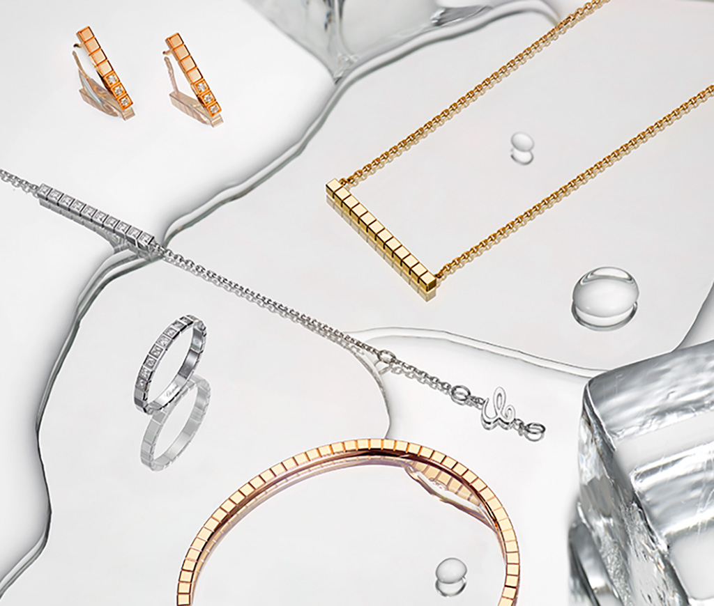 anillos y pulseras y pendientes minimalistas en oro con diamantes en forma de cuadrado 