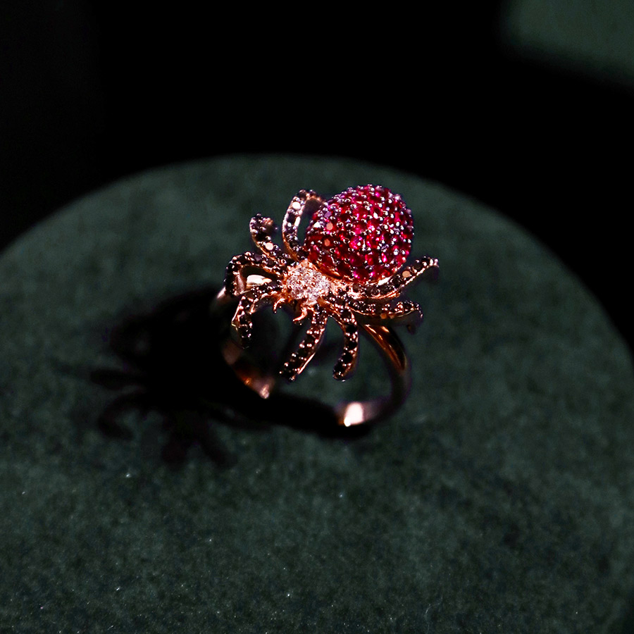 Artesanía en el anillo con forma de araña de RABAT Salvaje