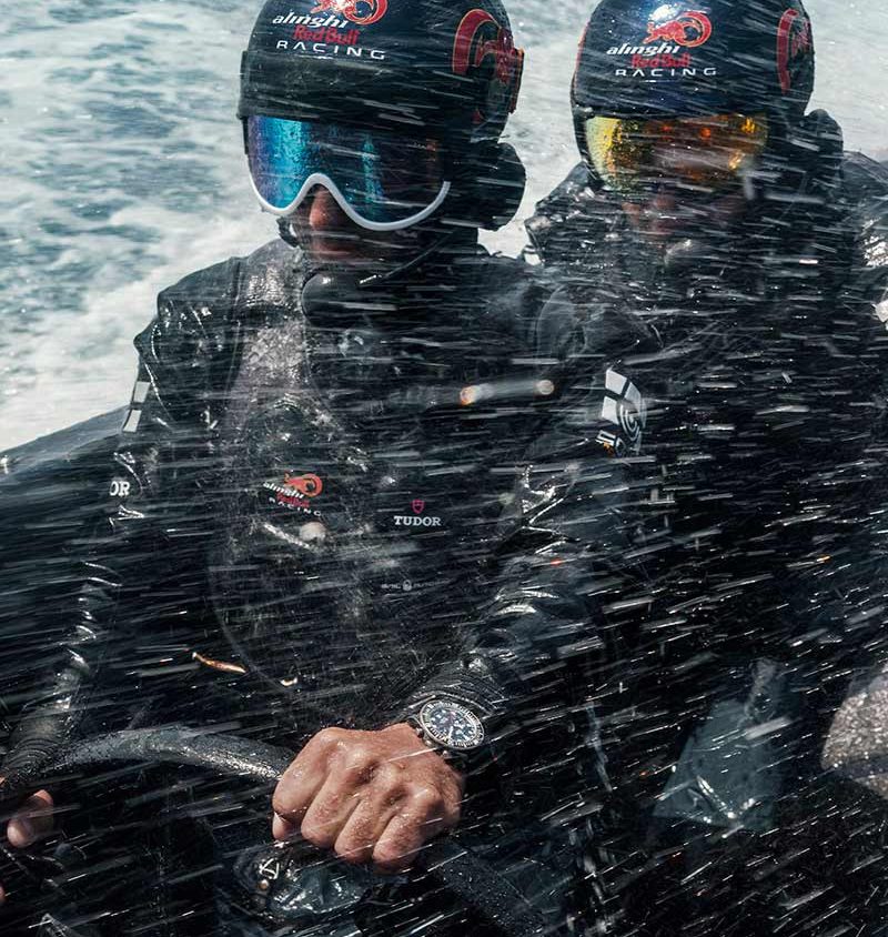 Tripulantes del barco Alinghi Red Bull Racing navegando con los nuevos relojes Tudor