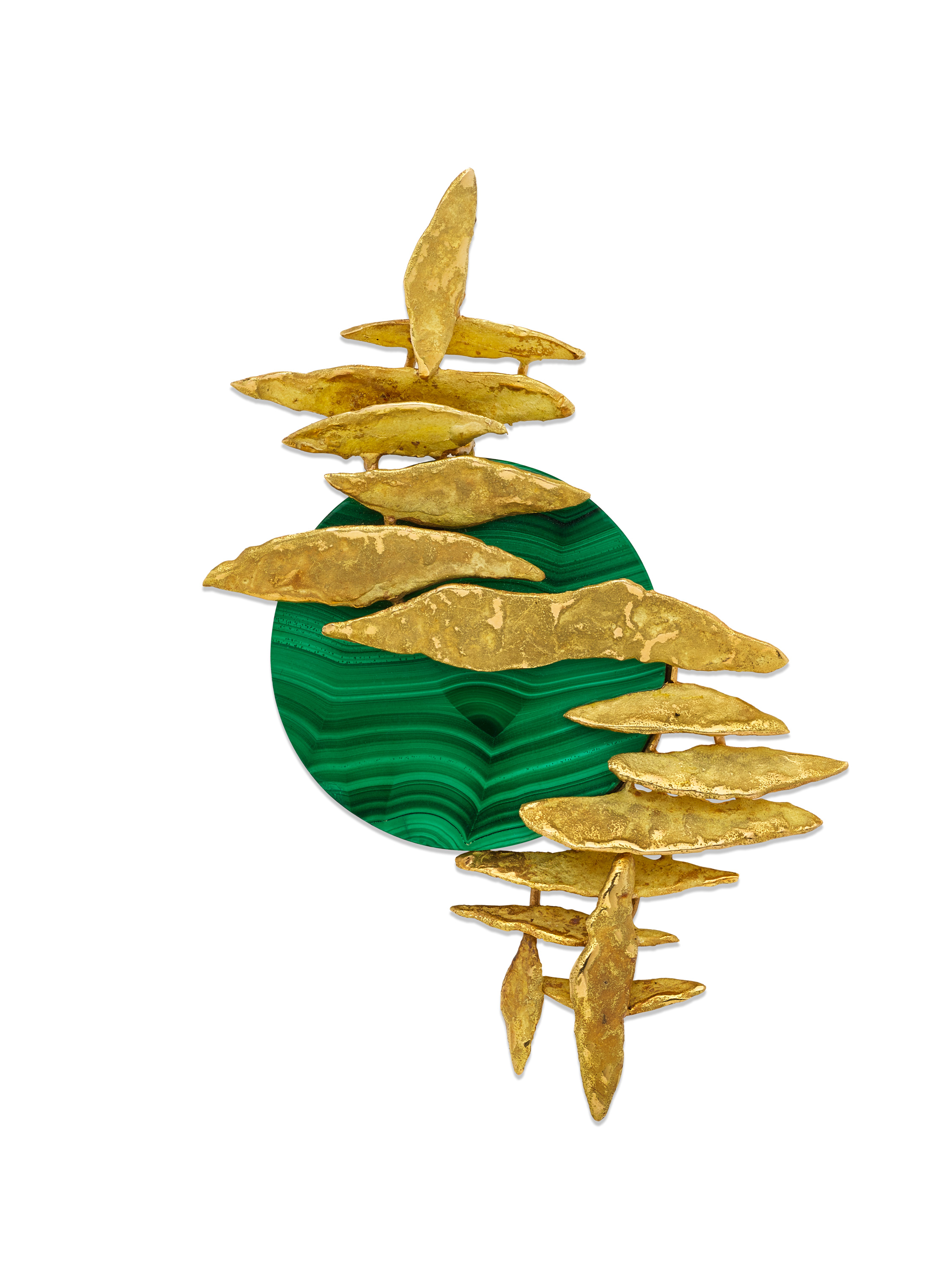 Broche en oro,
platino, malaquita y
y diamantes. París, Chaumet
colecciones.