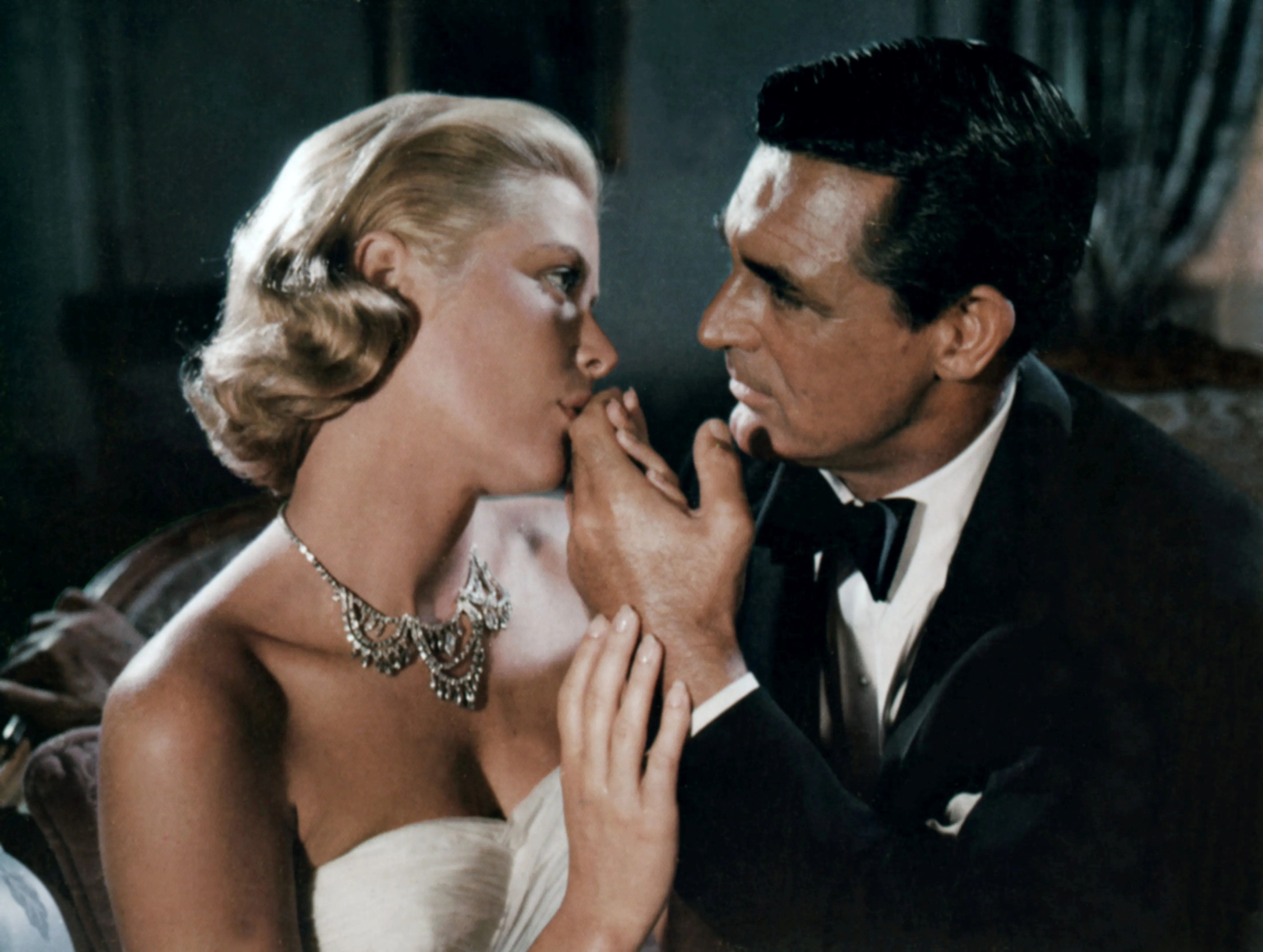 Grace Kelly y Cary Grant en Atrapa a un ladrón (Alfred Hitchcock, 1955)