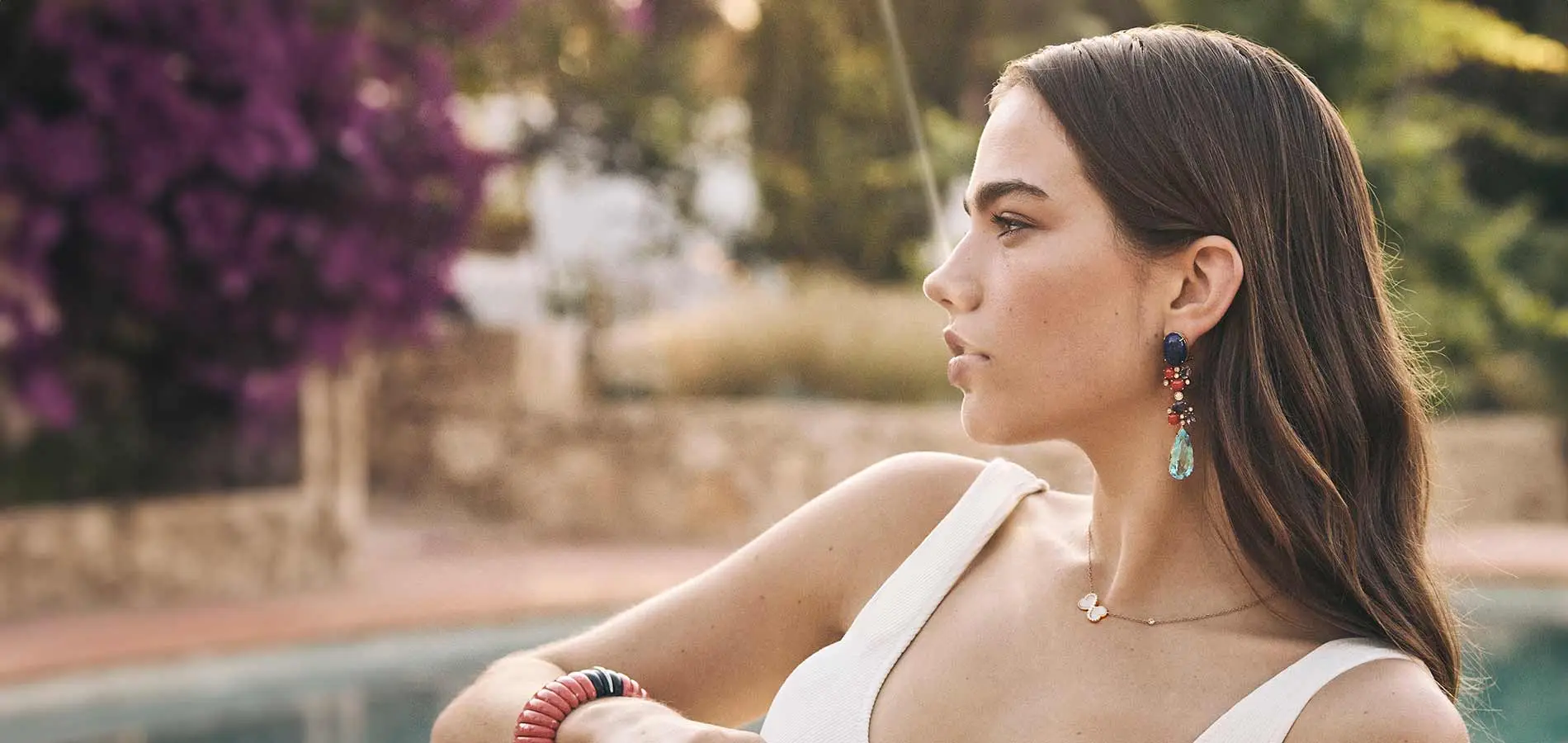 Un recorrido por las joyas technicolor que iluminan todos los looks de este verano