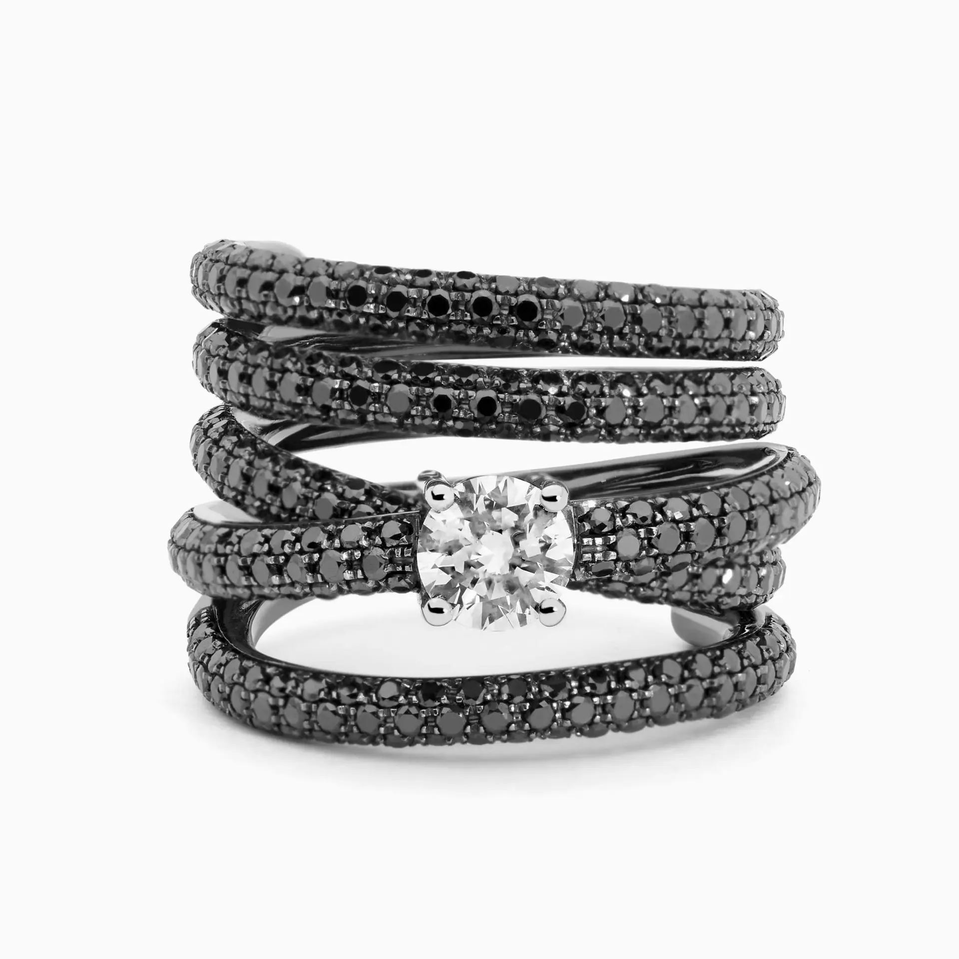 Anillo de oro rodio negro con diamante central blanco y brazo entrelazado con pavé de diamantes negros