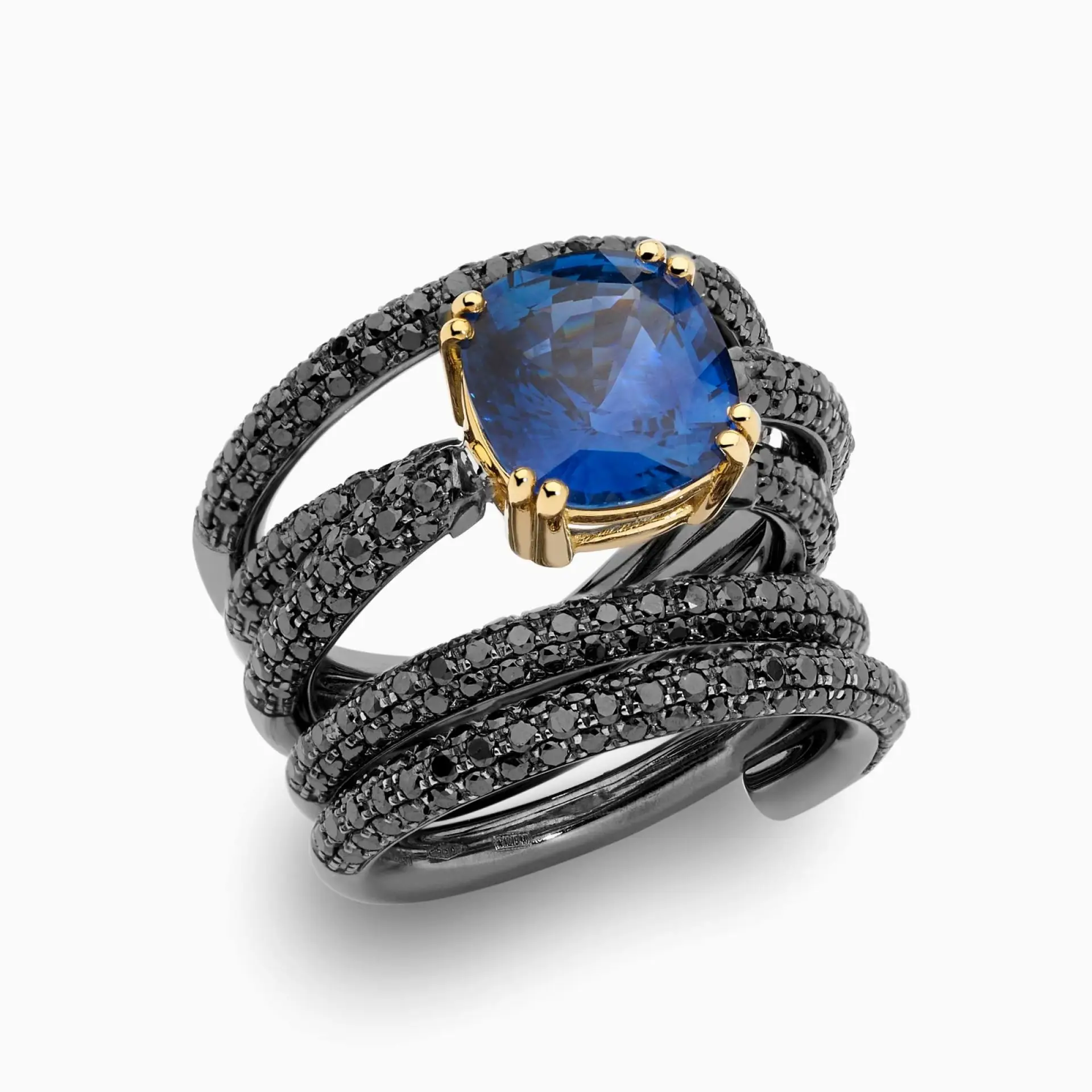 Anillo de oro rodio negro con zafiro azul central y brazo entrelazado con pavé de diamantes negros