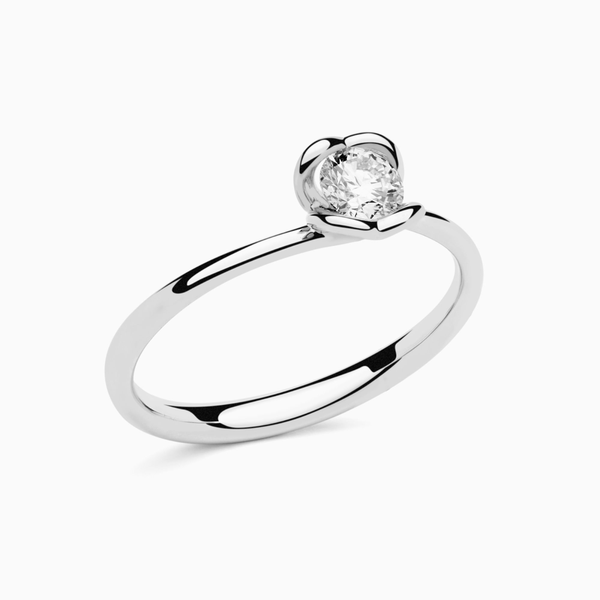 Anillo solitario de compromiso de oro blanco con diamante central