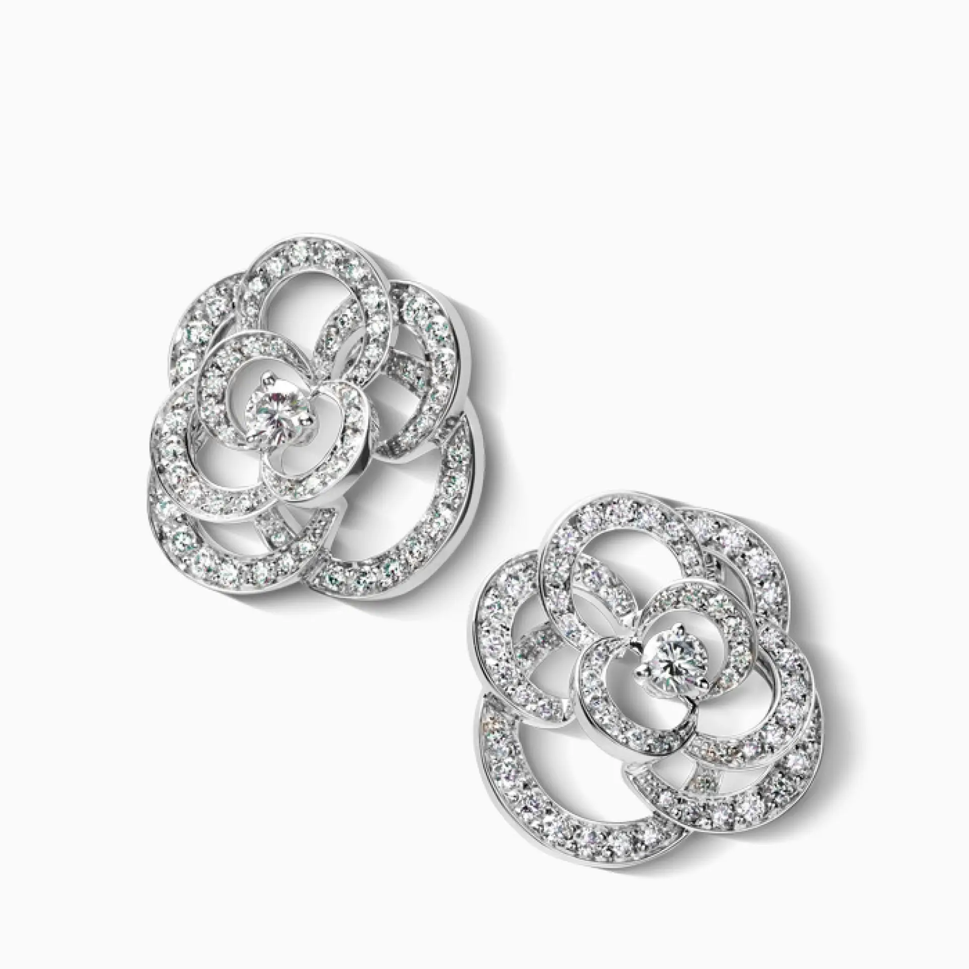 Anillo CHANEL Camelia de oro blanco con diamantes