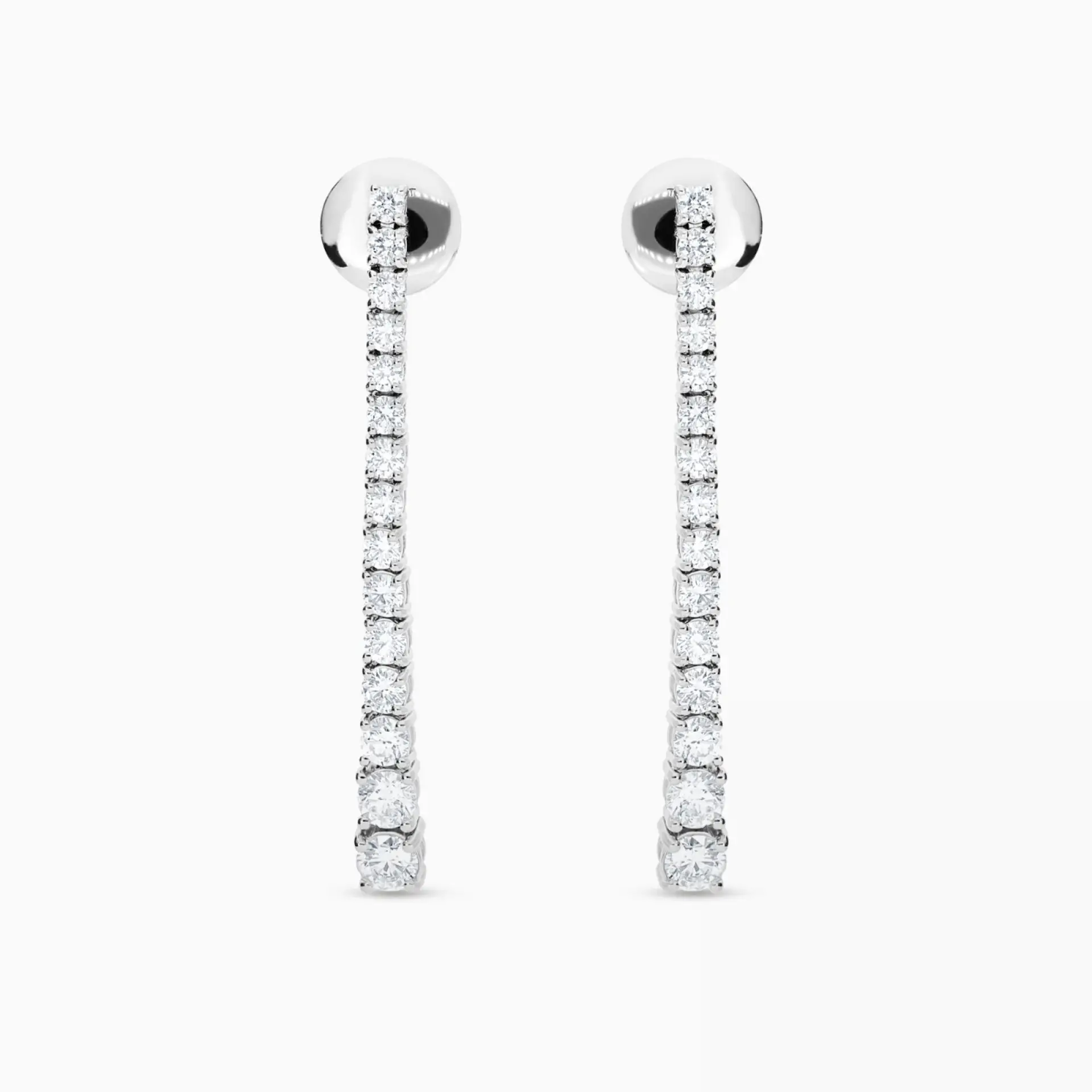 Pendientes rivière largos de oro blanco con diamantes en degradé