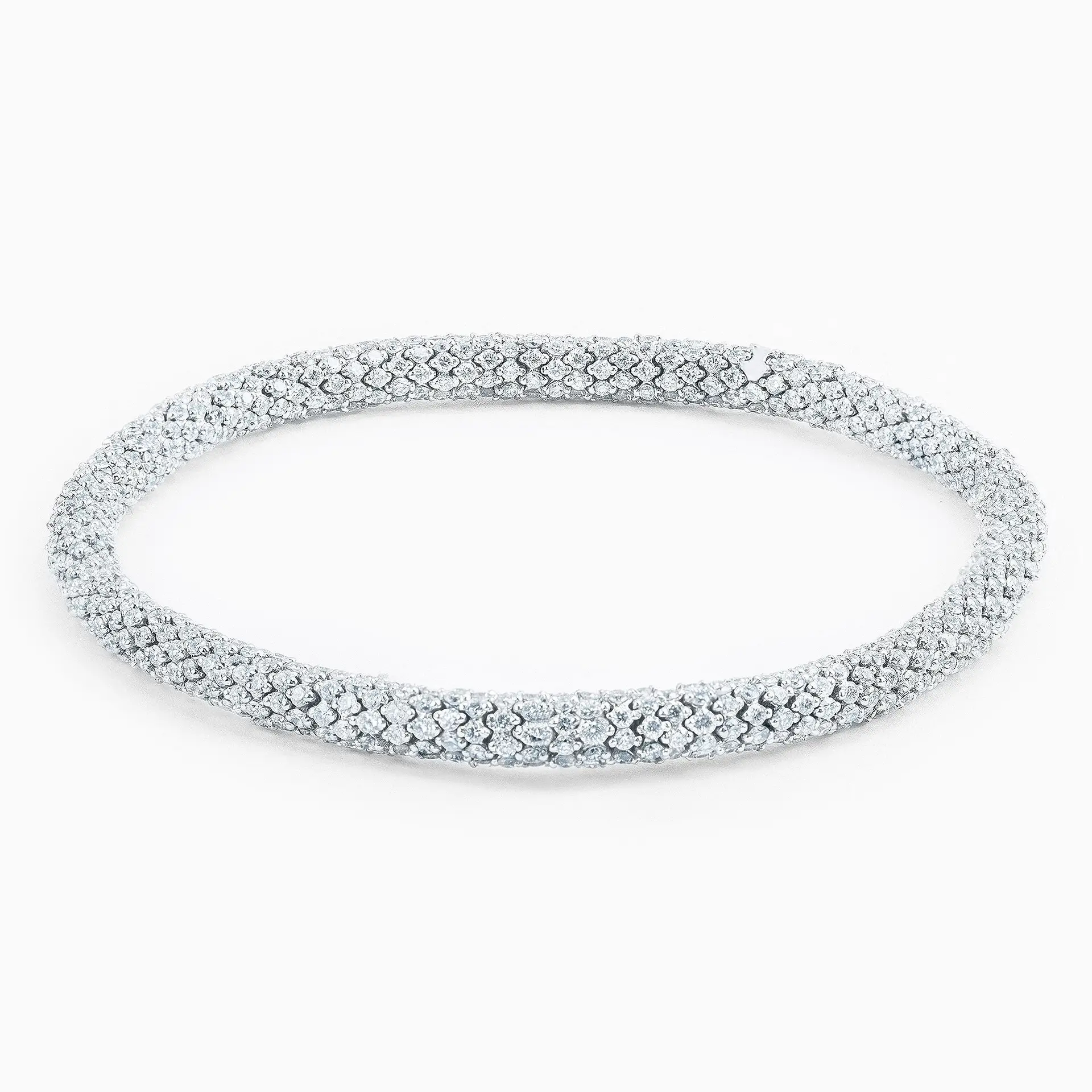 Pulsera elástica de oro blanco con diamantes tipo rivière