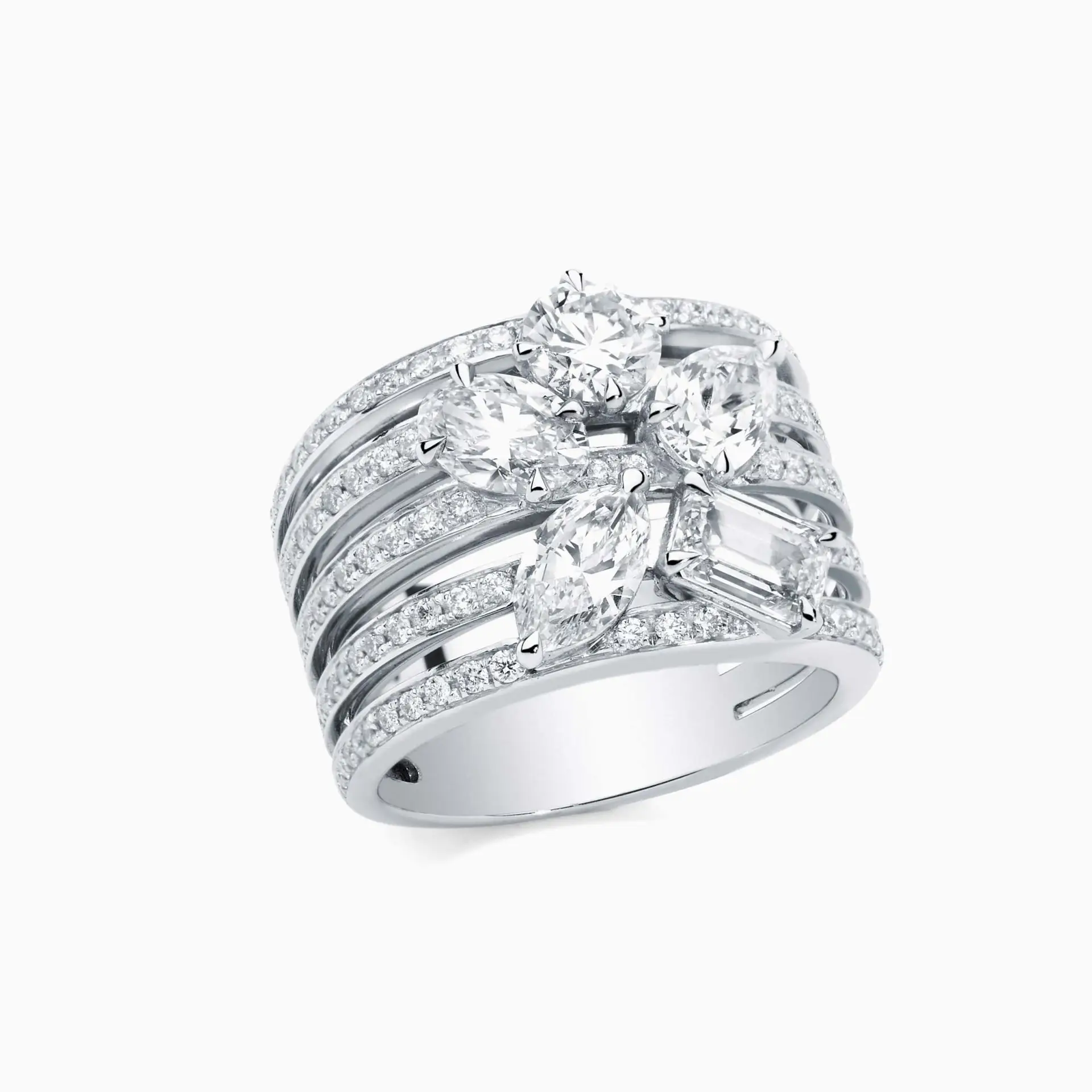 Anillo ancho de oro blanco con filas de diamantes y diamantes multitalla