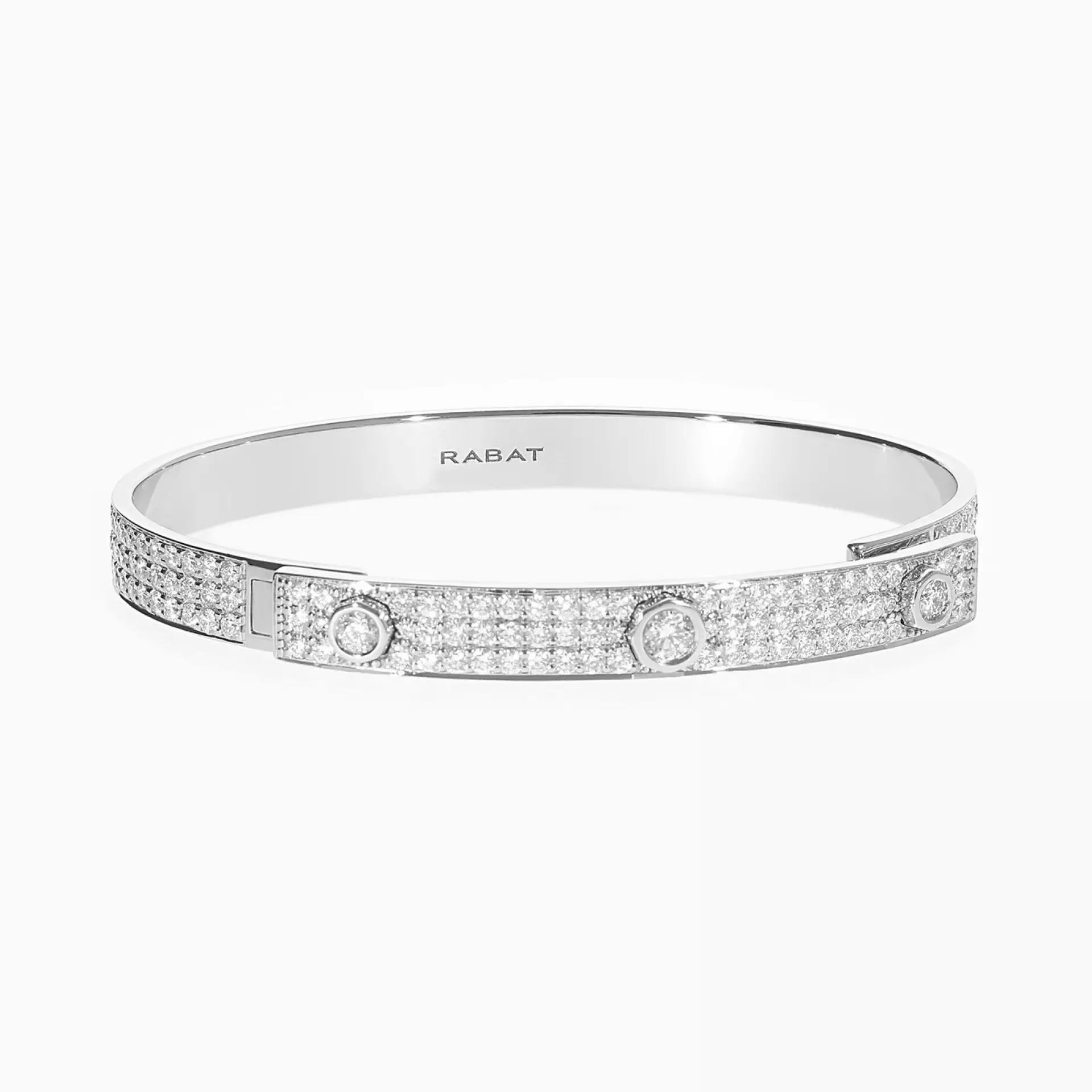 Pulsera rígida de oro blanco con tres diamantes centrales y pavé de diamantes