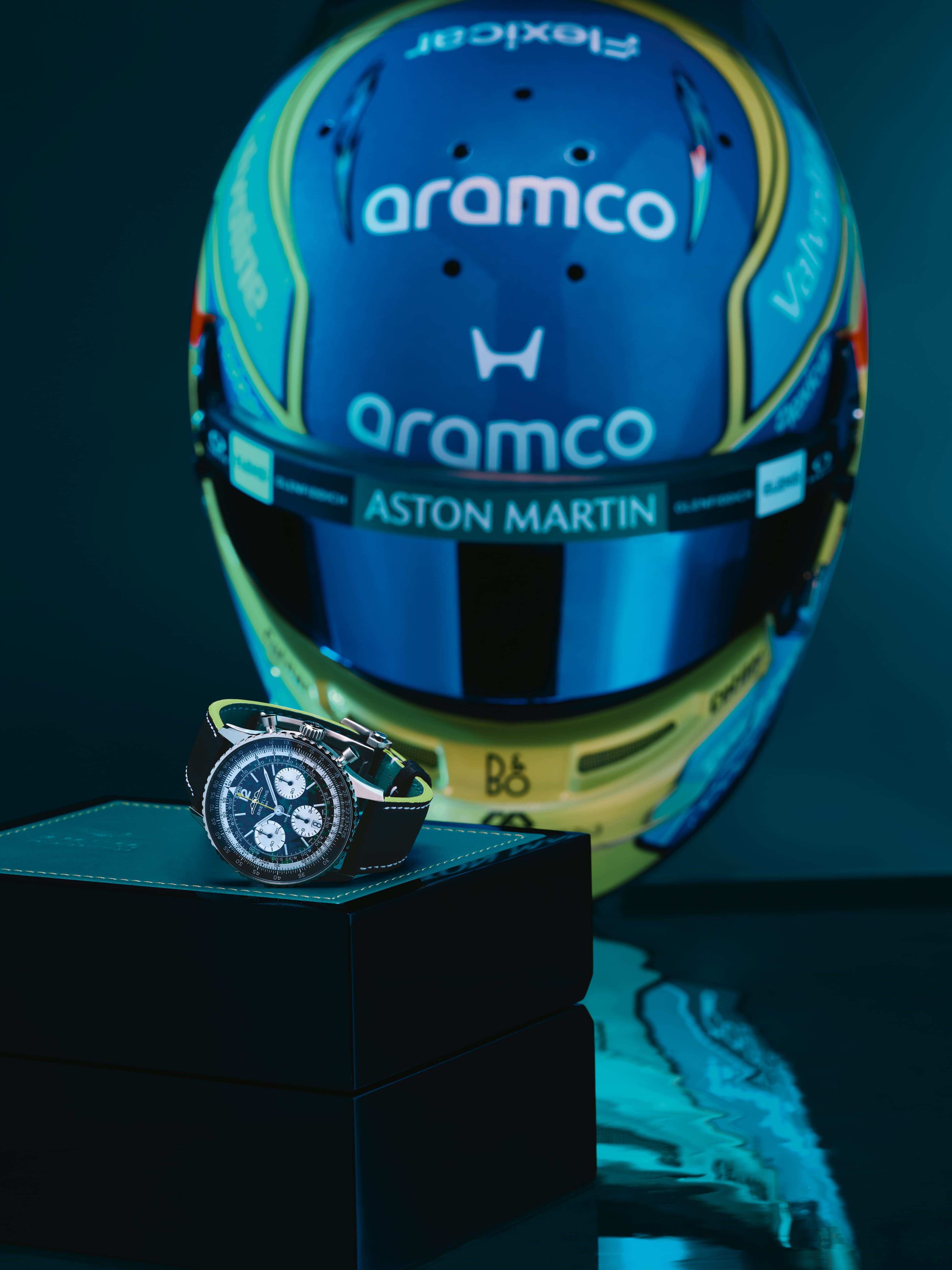 Reloj Breiting Navitimer B01 Chronograph 43 Aston Martin Aramco Formula One™ Team junto con el casco Fernando Alonso