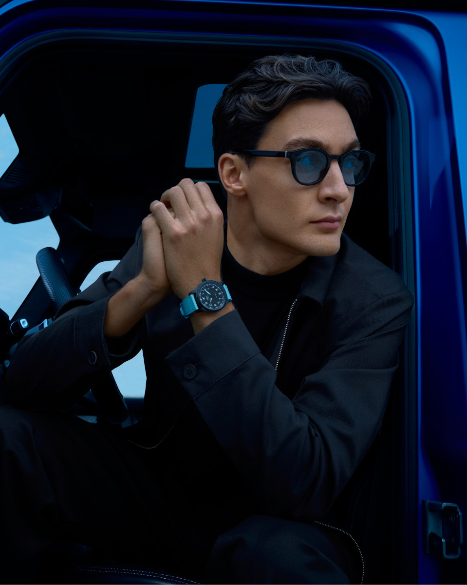El piloto George Russell luciendo el Pilot’s Watch Automatic 41 George Russell