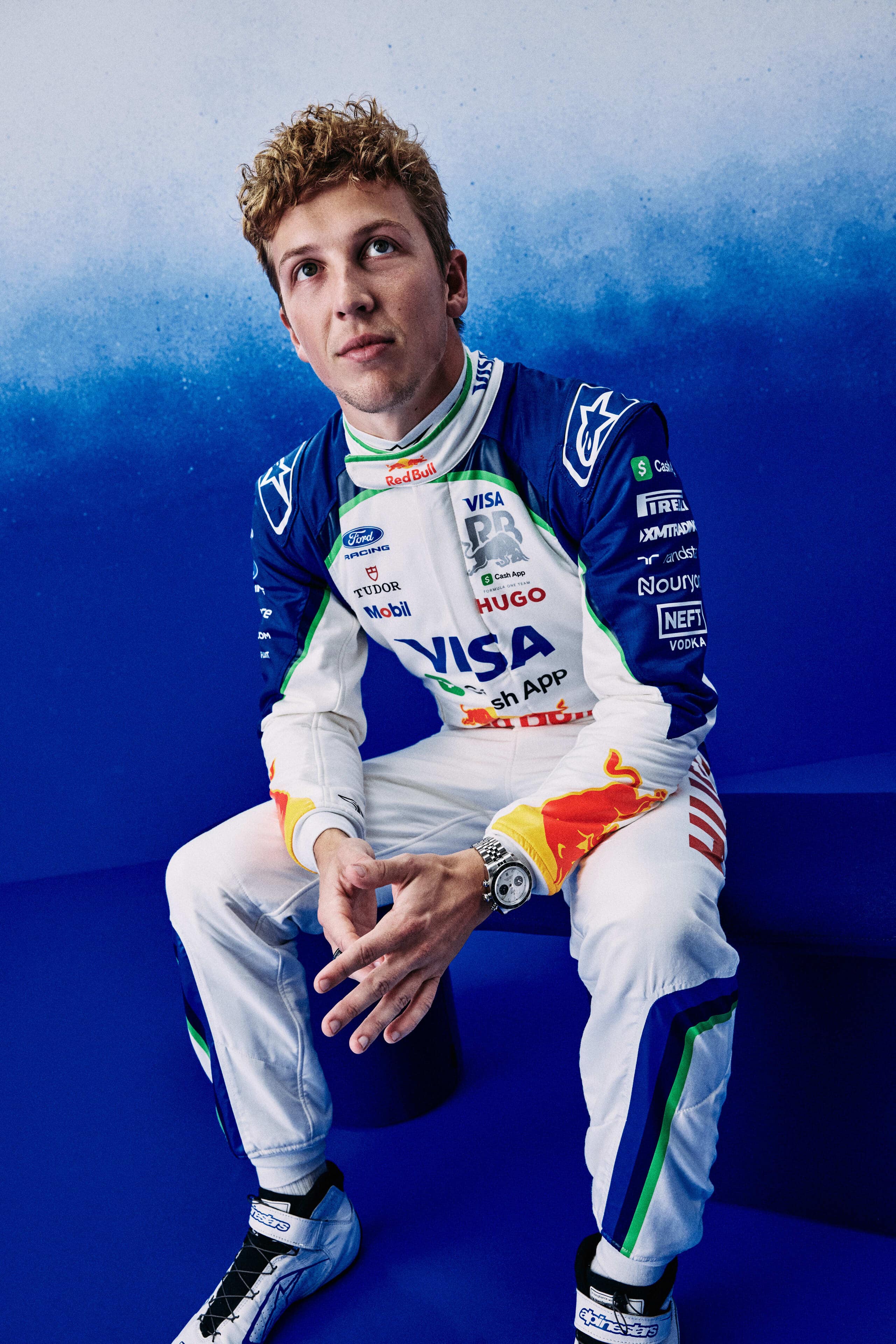 Piloto Liam Lawson con el reloj TUDOR Black Bay Chrono