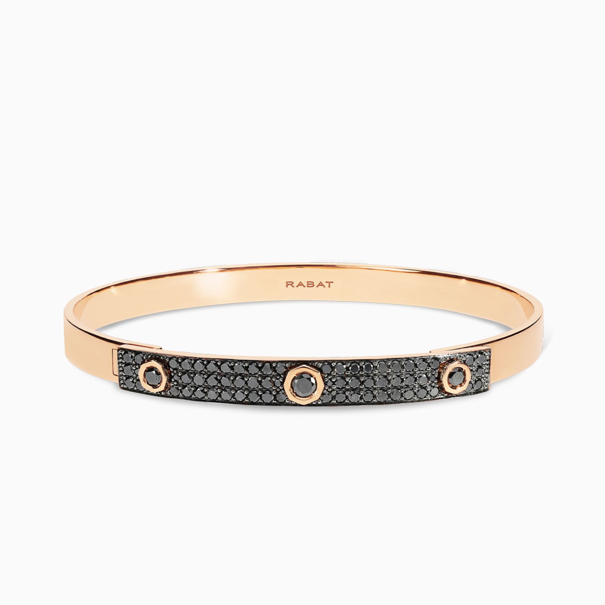 Pulsera rígida de oro rosa con tres diamantes centrales negros y pavé de diamantes negros
