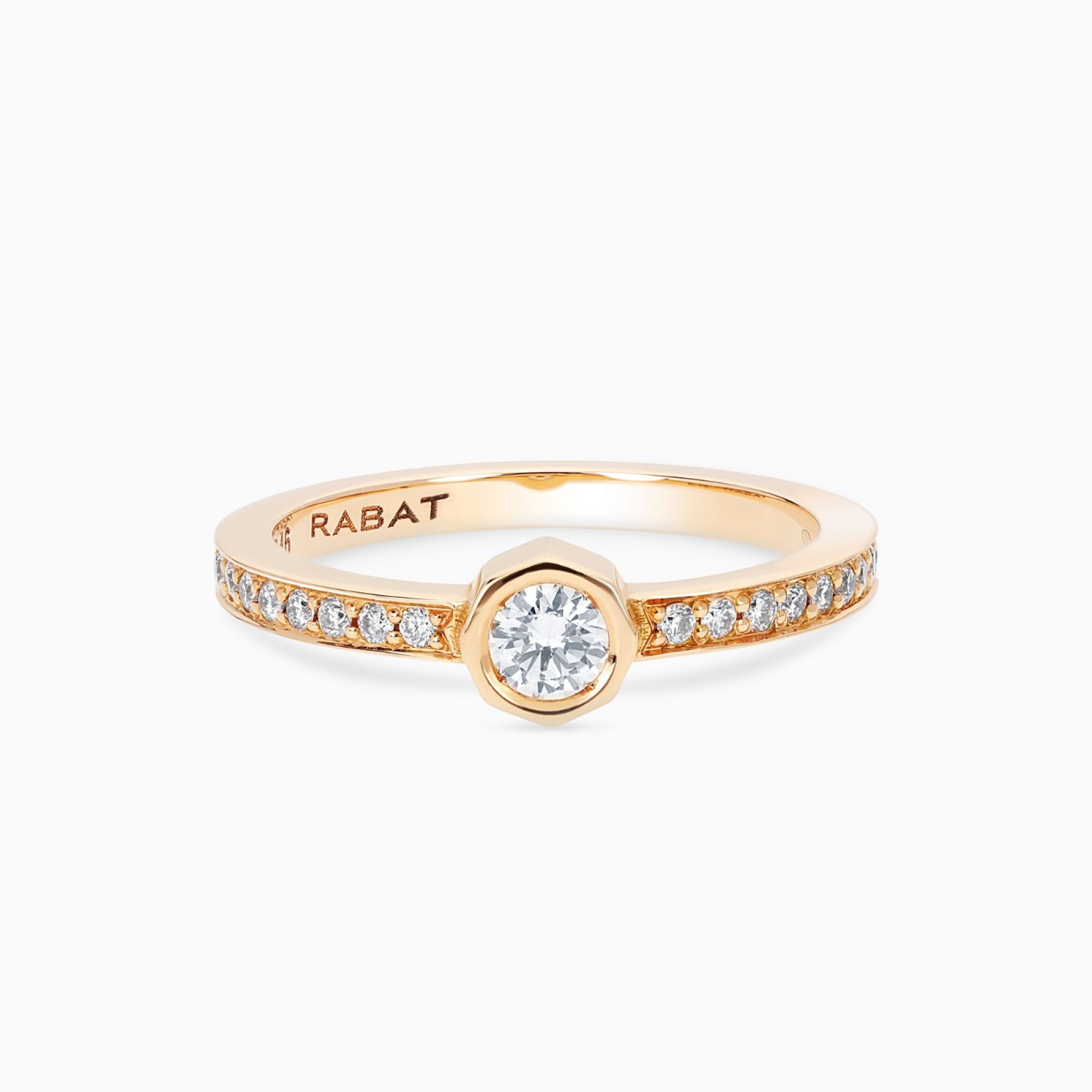 Anillo solitario de oro rosa con diamante central y brazo de diamantes