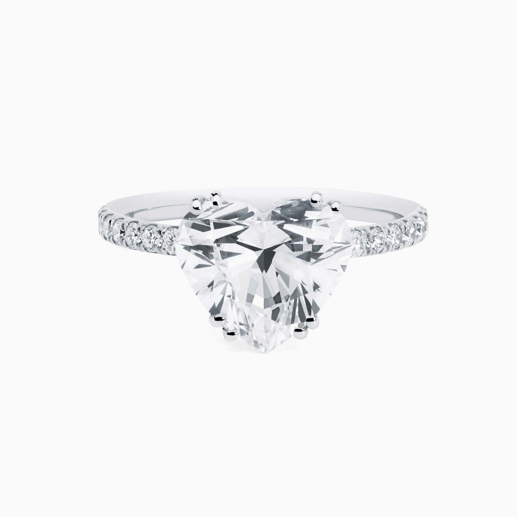 Anillo solitario de oro blanco con diamante central talla corazón y brazo con diamantes
