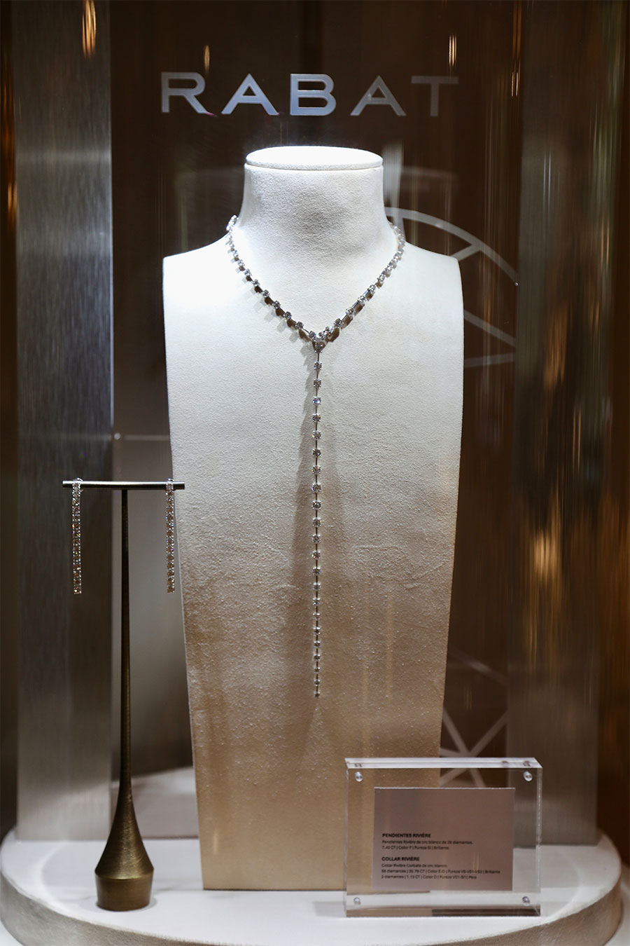 Detalle exposición collar de diamantes en el evento RABAT Magnificient en RABAT Magazine