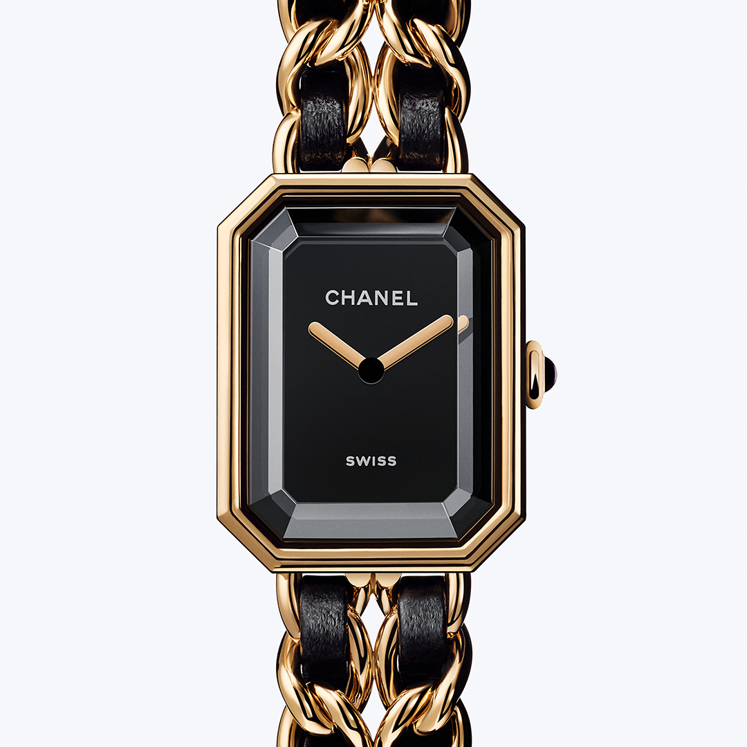 CHANEL Première Édition Originale en fondo blanco