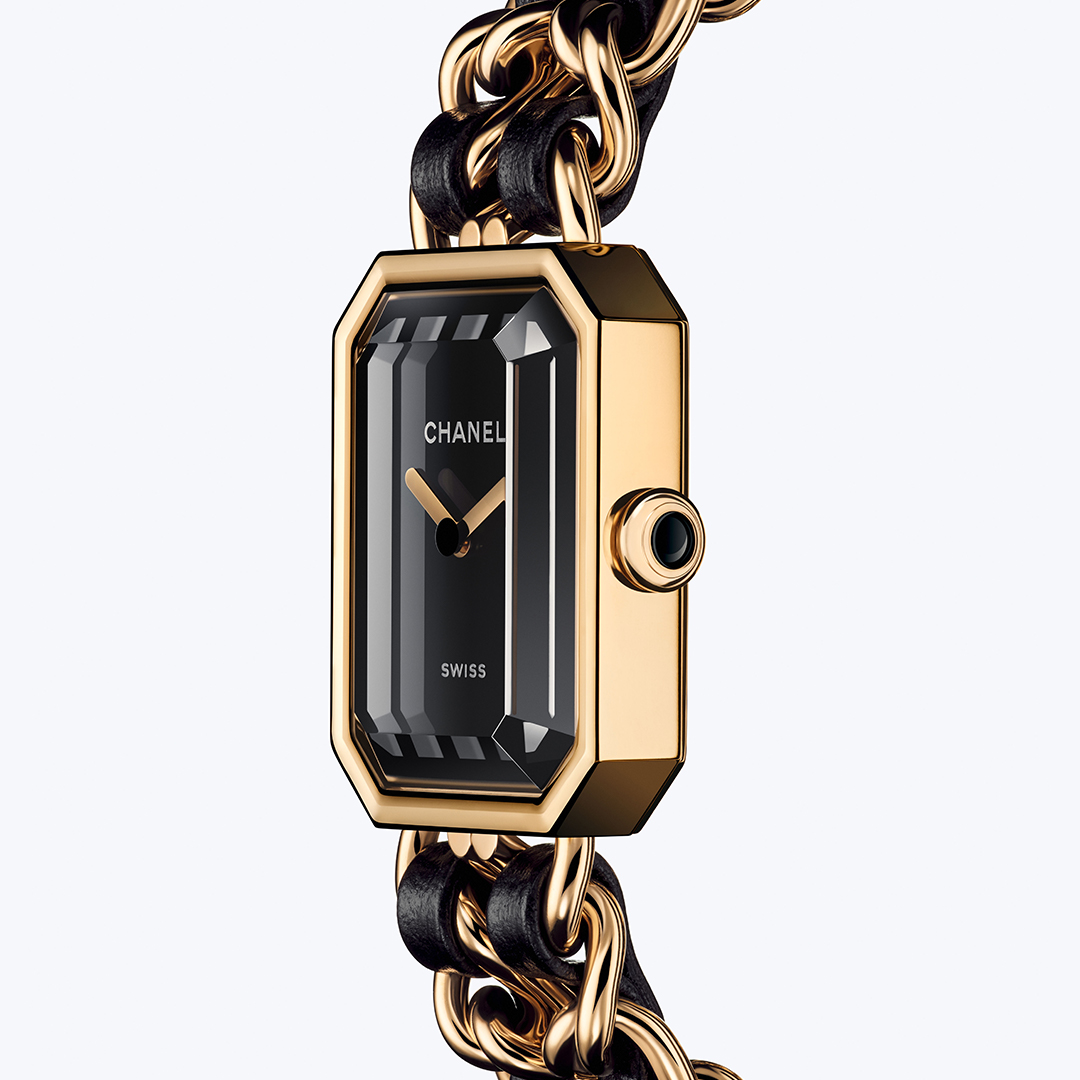 CHANEL Première Édition Originale de perfil en fondo blanco