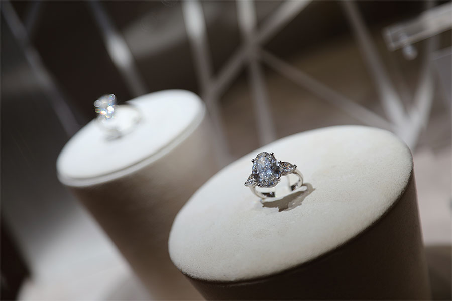 Detalle exposición anillo de diamantes en el evento RABAT Magnificient en RABAT Magazine