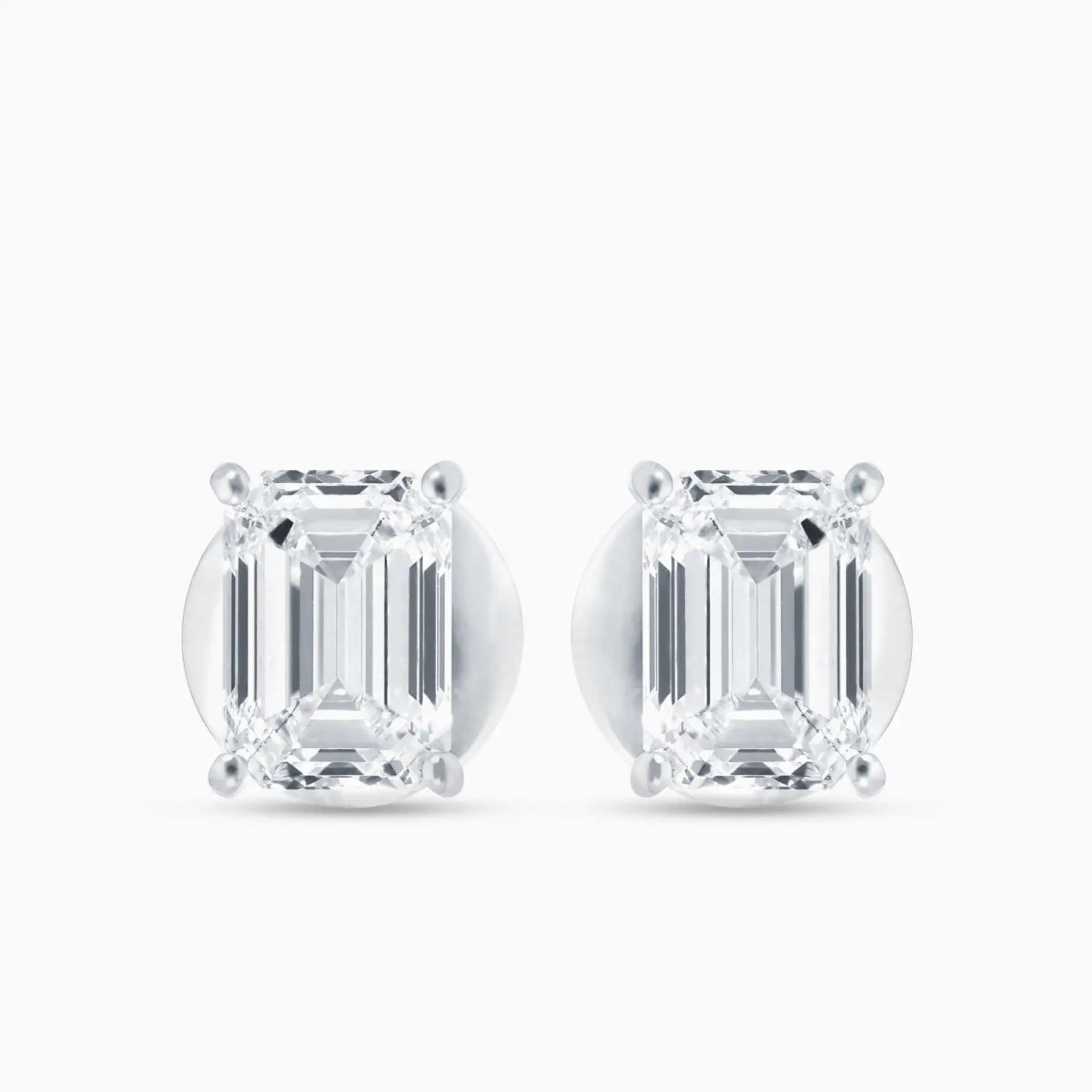 Pendientes dormilonas de oro blanco con diamantes talla esmeralda