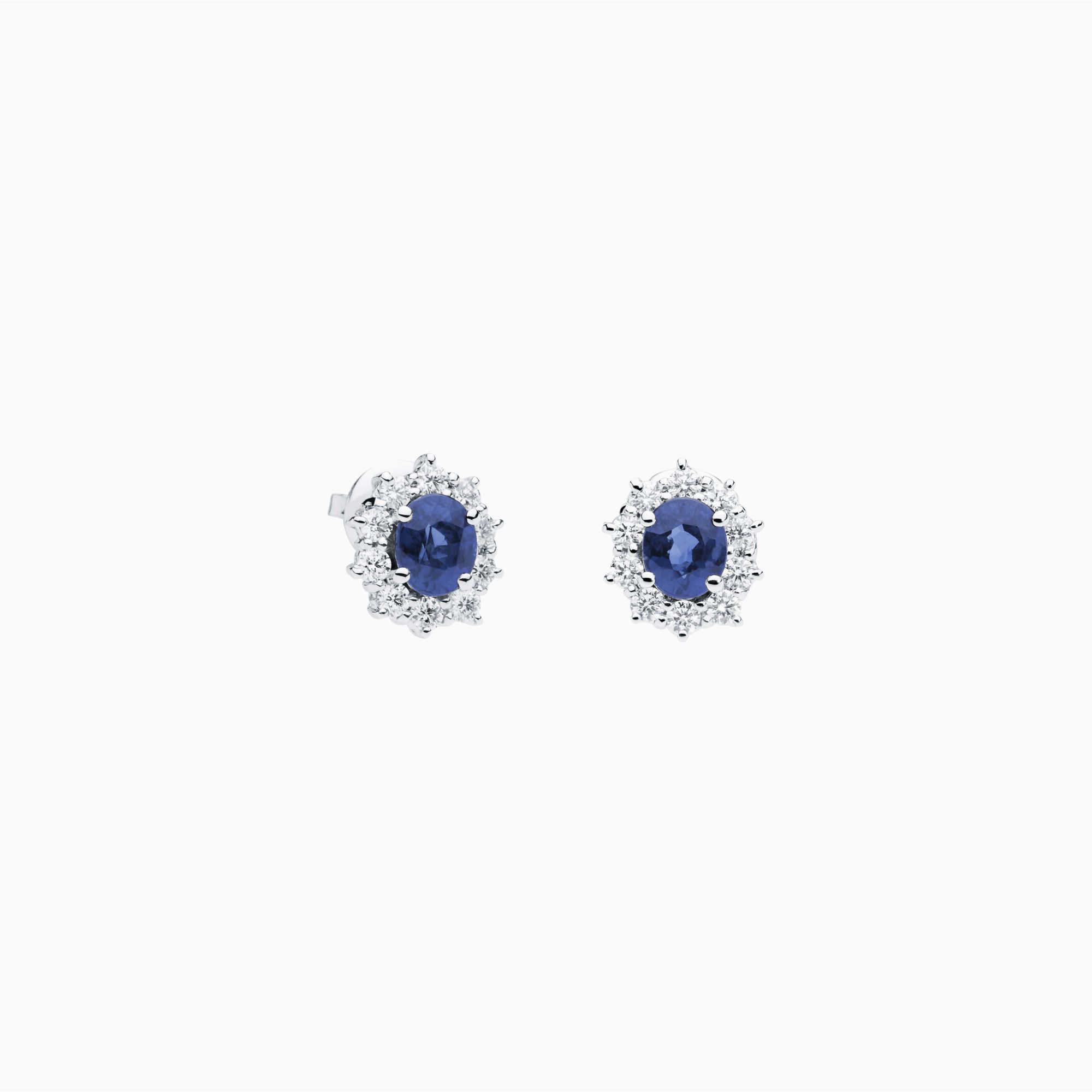Pendientes de oro blanco con zafiro azul central talla oval y orla de diamantes
