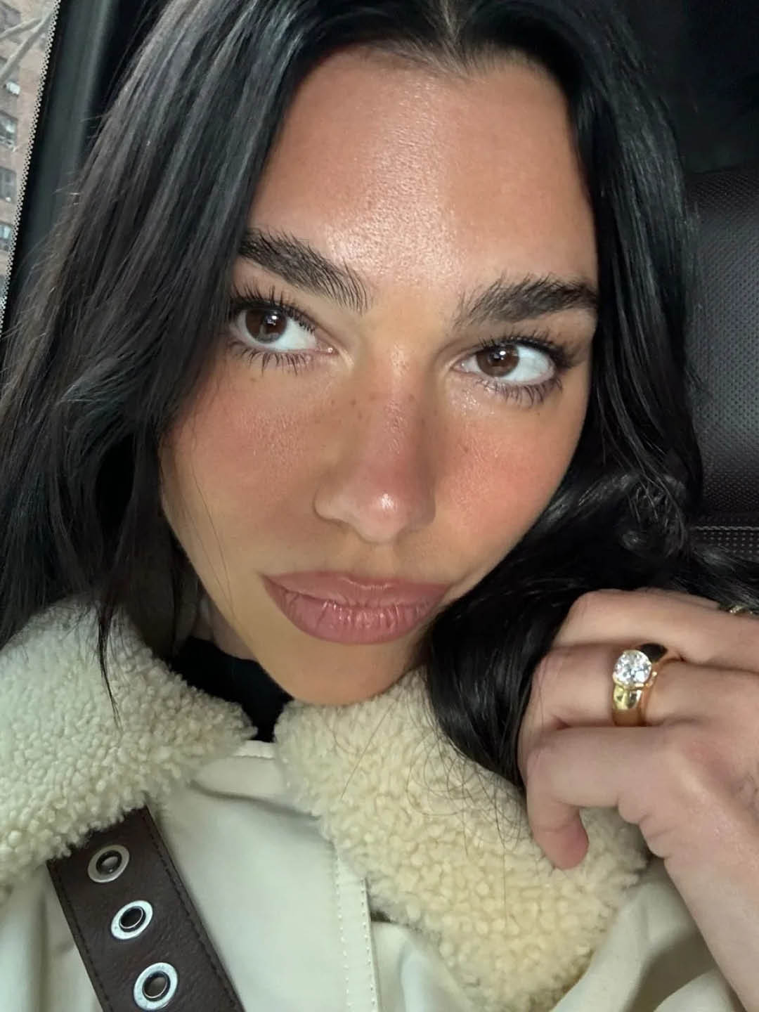 El anillo de compromiso 'chunky' de Dua Lipa - Descubre la selección de anillos en Joyería RABAT