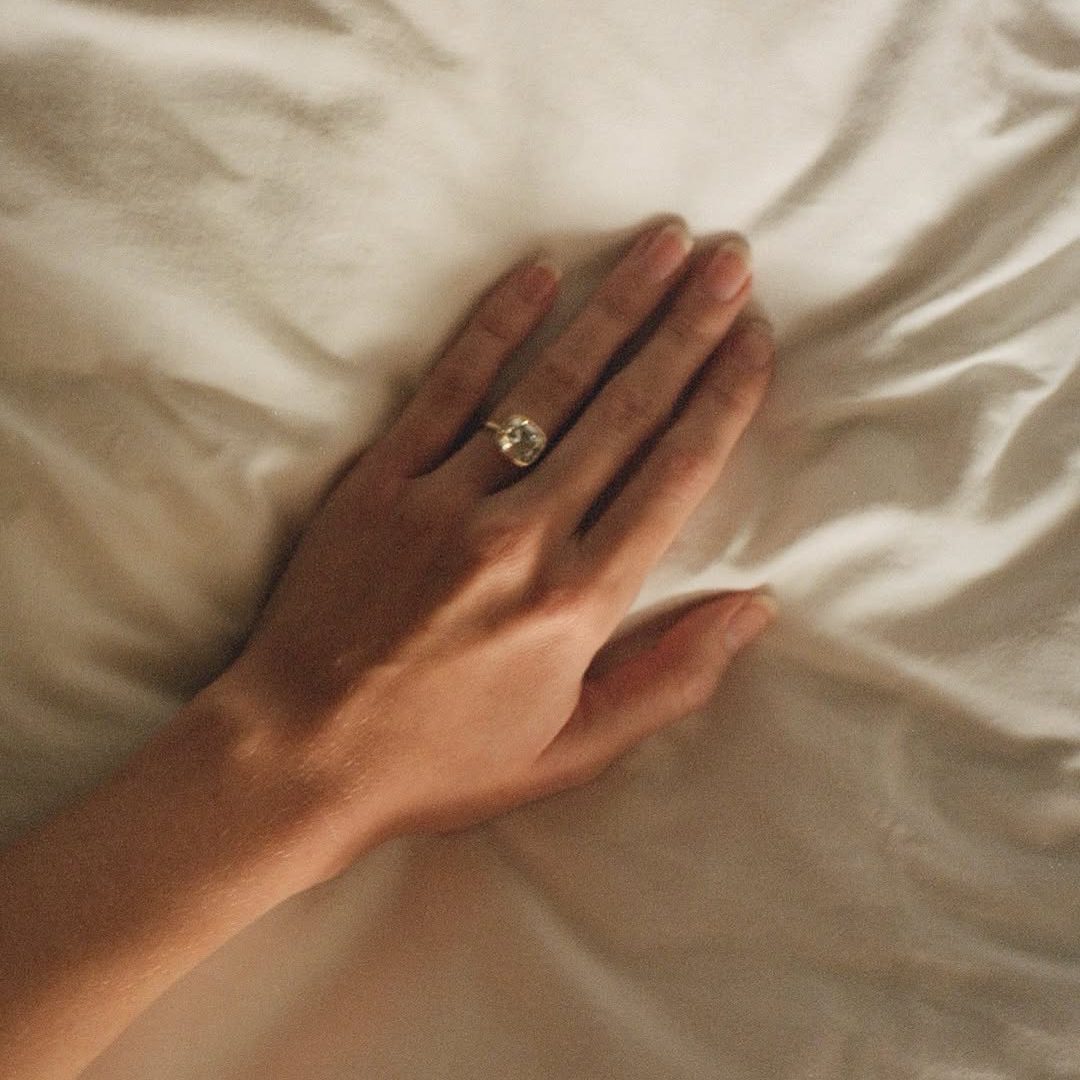 El anillo de compromiso con diamante talla cojín de Gabriella Brooks - Descubre la selección de anillos en Joyería RABAT