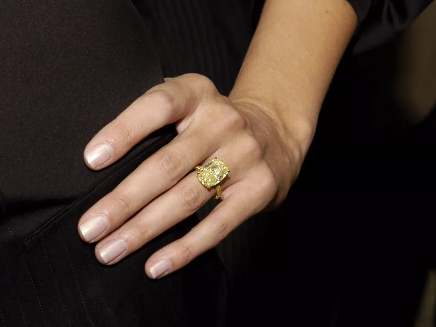 El anillo de compromiso con diamantes yellow de Heidi Klum - Descubre la selección de anillos en Joyería RABAT