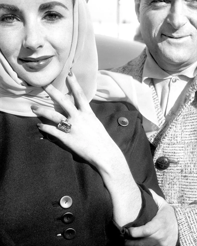 El anillo de compromiso de Elizabeth Taylor con gran diamante esmeralda regalo de Michael Todd - Descubre la selección de anillos en Joyería RABAT