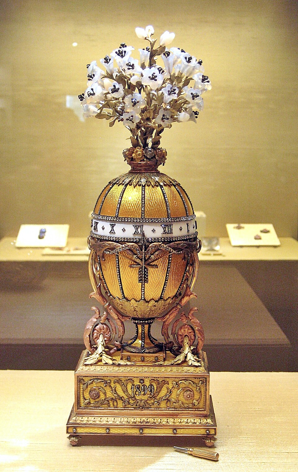 Huevo del Reloj del Ramo de Lirios, regalado por Nicolás a su esposa Alexandra en la Pascua de 1899