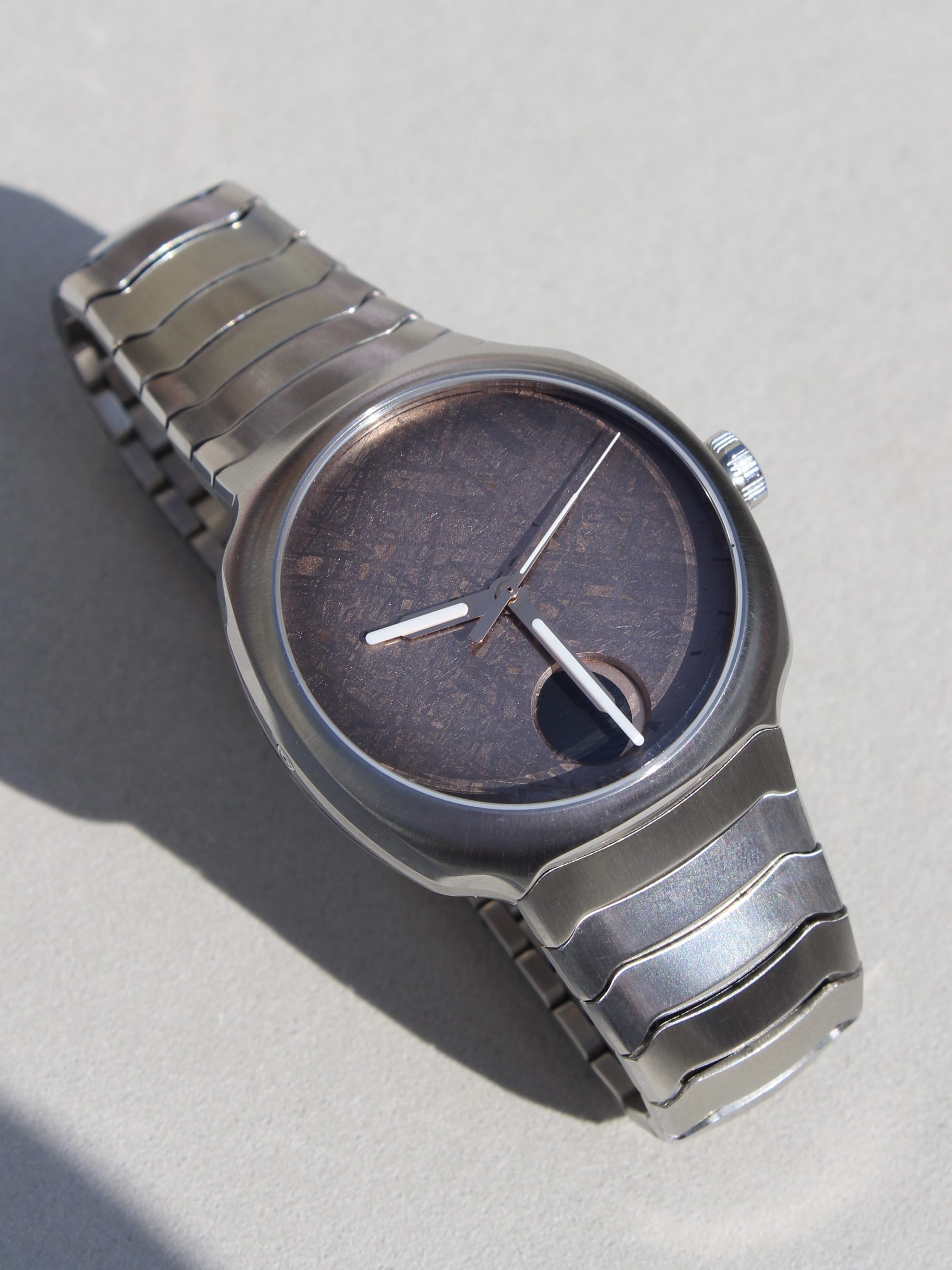 Una luna perpetua posada en un meteorito: lo nuevo de Moser, en Joyería RABAT