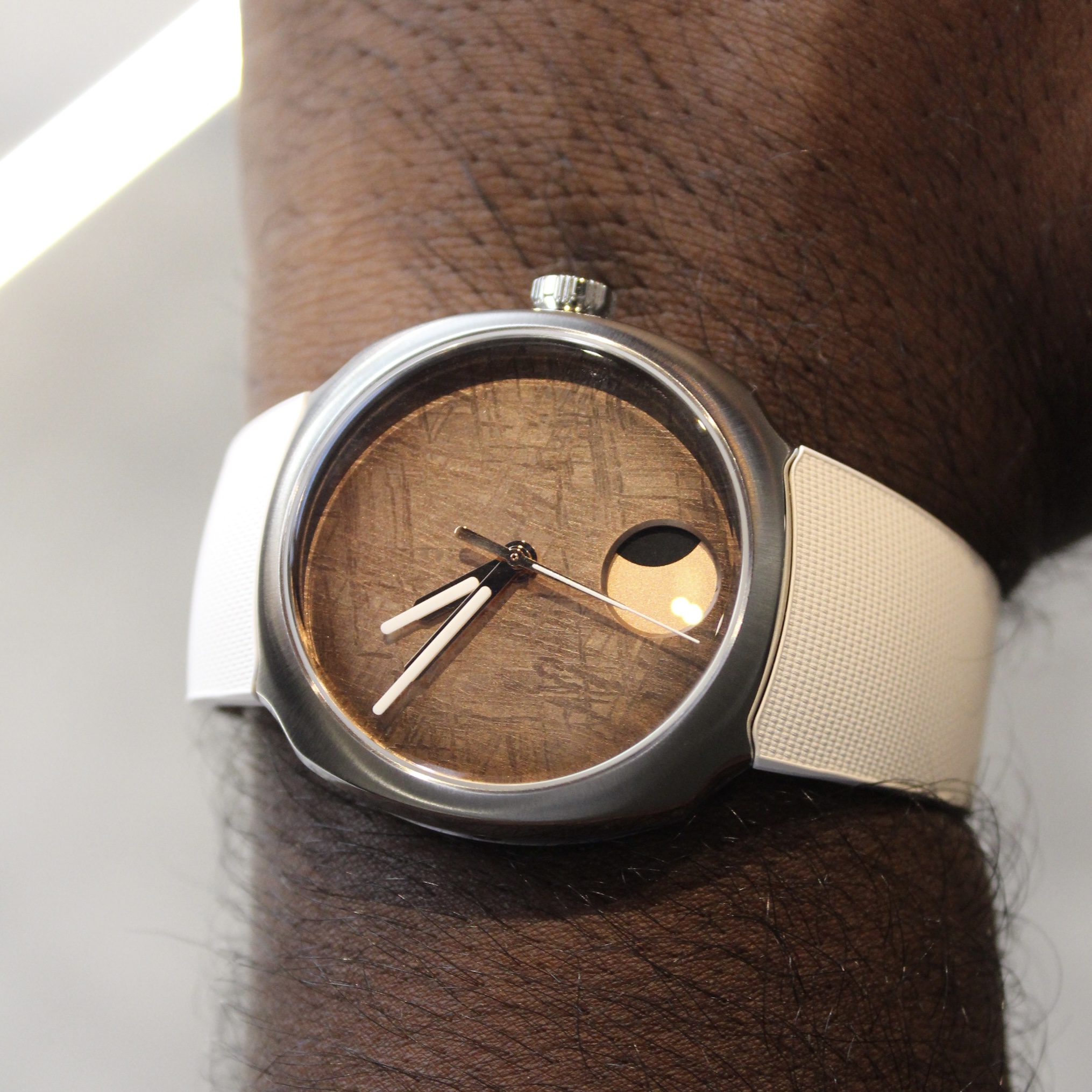 Una luna perpetua posada en un meteorito: lo nuevo de Moser, en Joyería RABAT