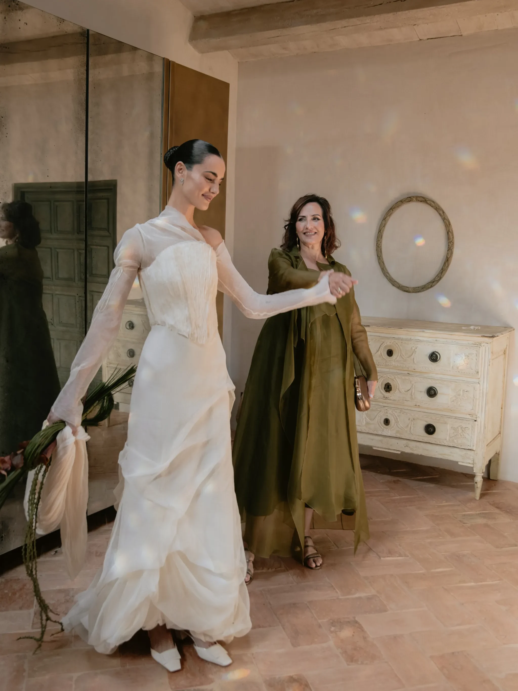 La modelo Blanca Padilla junto a su madre, el día de su boda en Menorca - Descubre joyas de boda y compromiso en Joyería RABAT