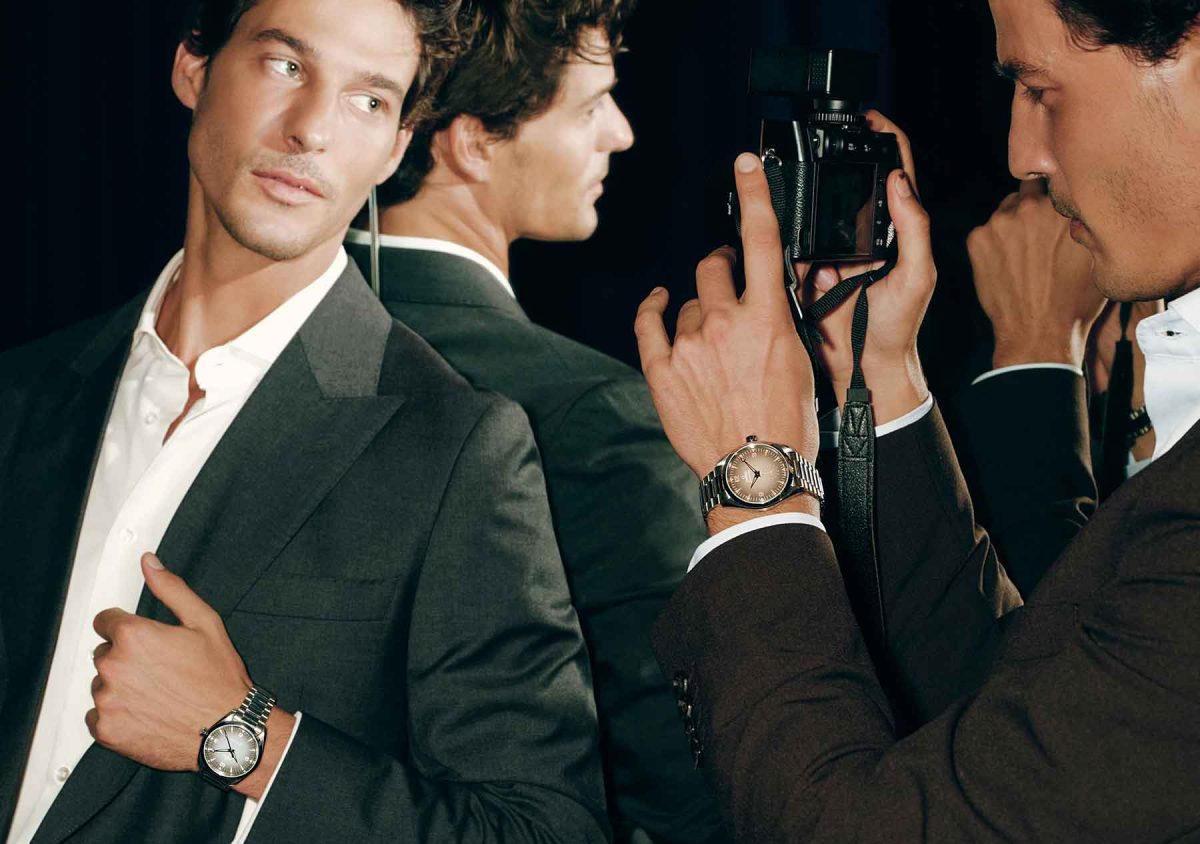 Edu y Jorge Román con relojes Omega Seamaster Railmaster estilo sport y casual chic para brillar estas fiestas, en Joyería RABAT, distribuidor oficial.