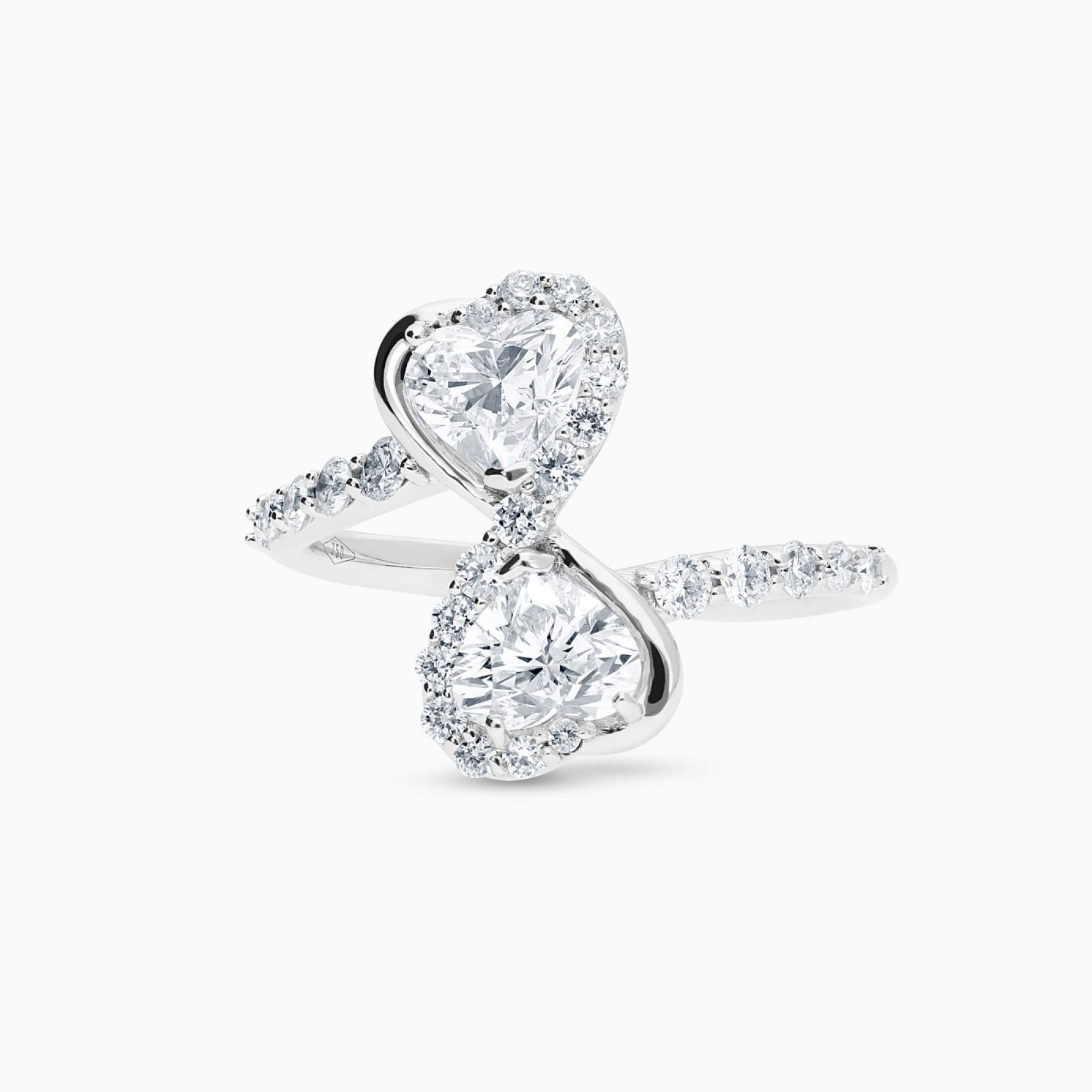 Anillo con símbolo infinito de oro blanco con diamantes talla corazón y diamantes